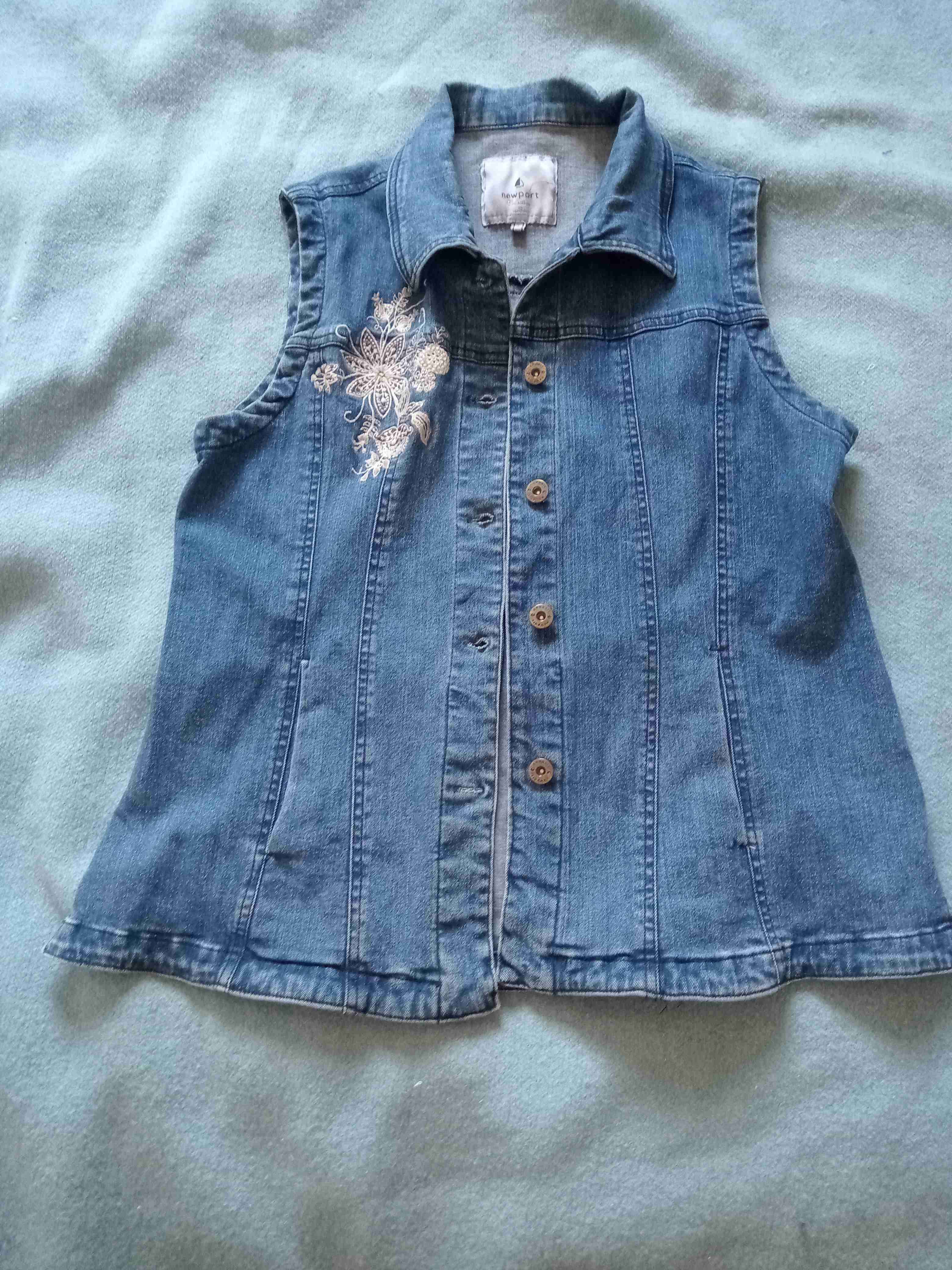 Chaleco de mezclilla con bordado