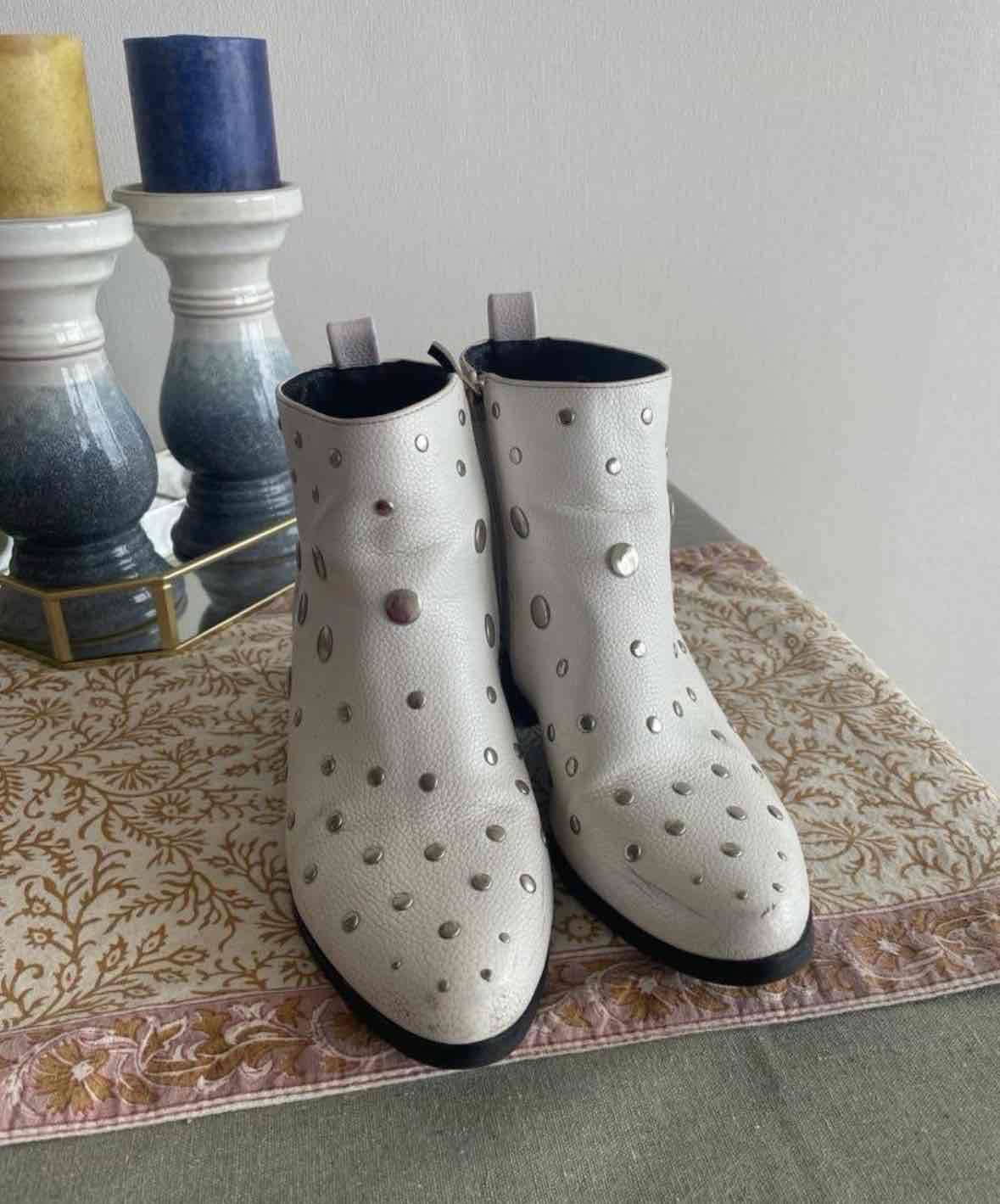 Botines blancos con tachas