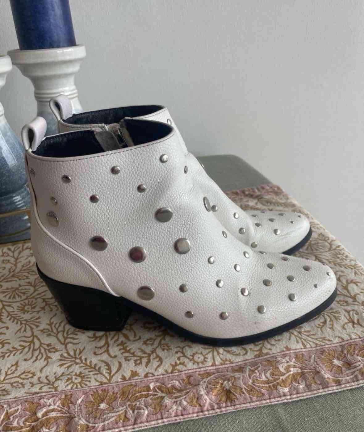 Botines blancos con tachas - miniatura 2
