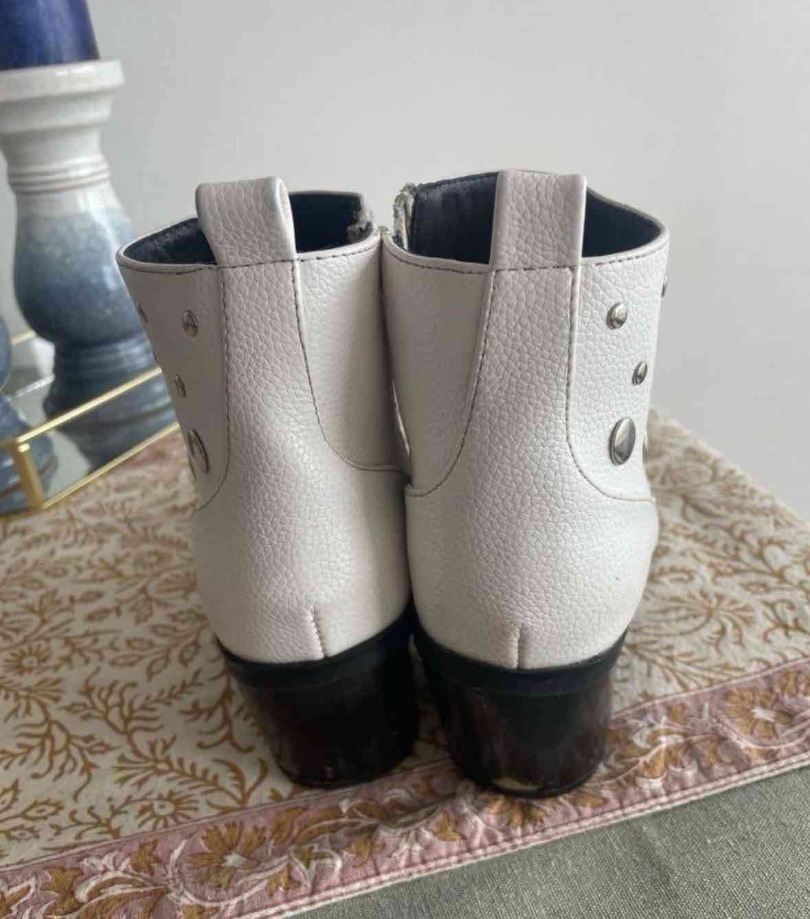 Botines blancos con tachas - miniatura 3