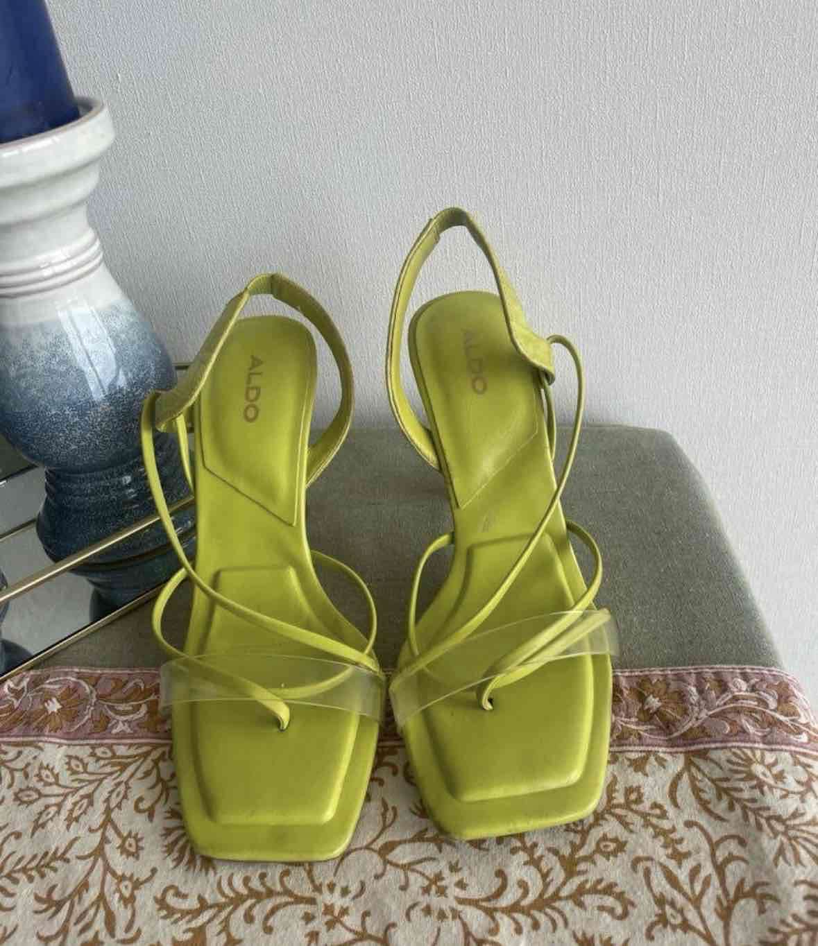 Sandalias verdes con tiras Aldo