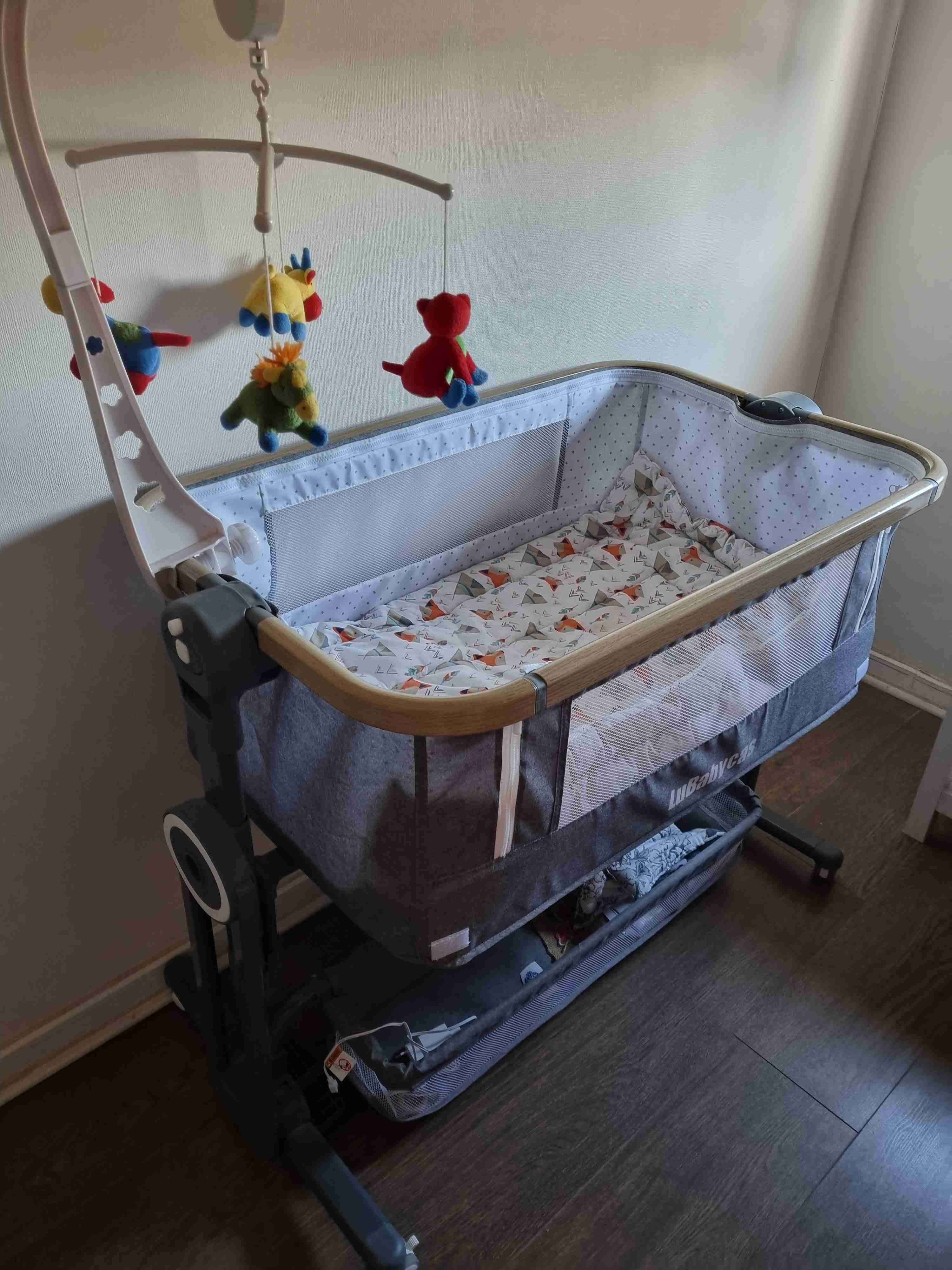 Cuna colecho gris con móvil