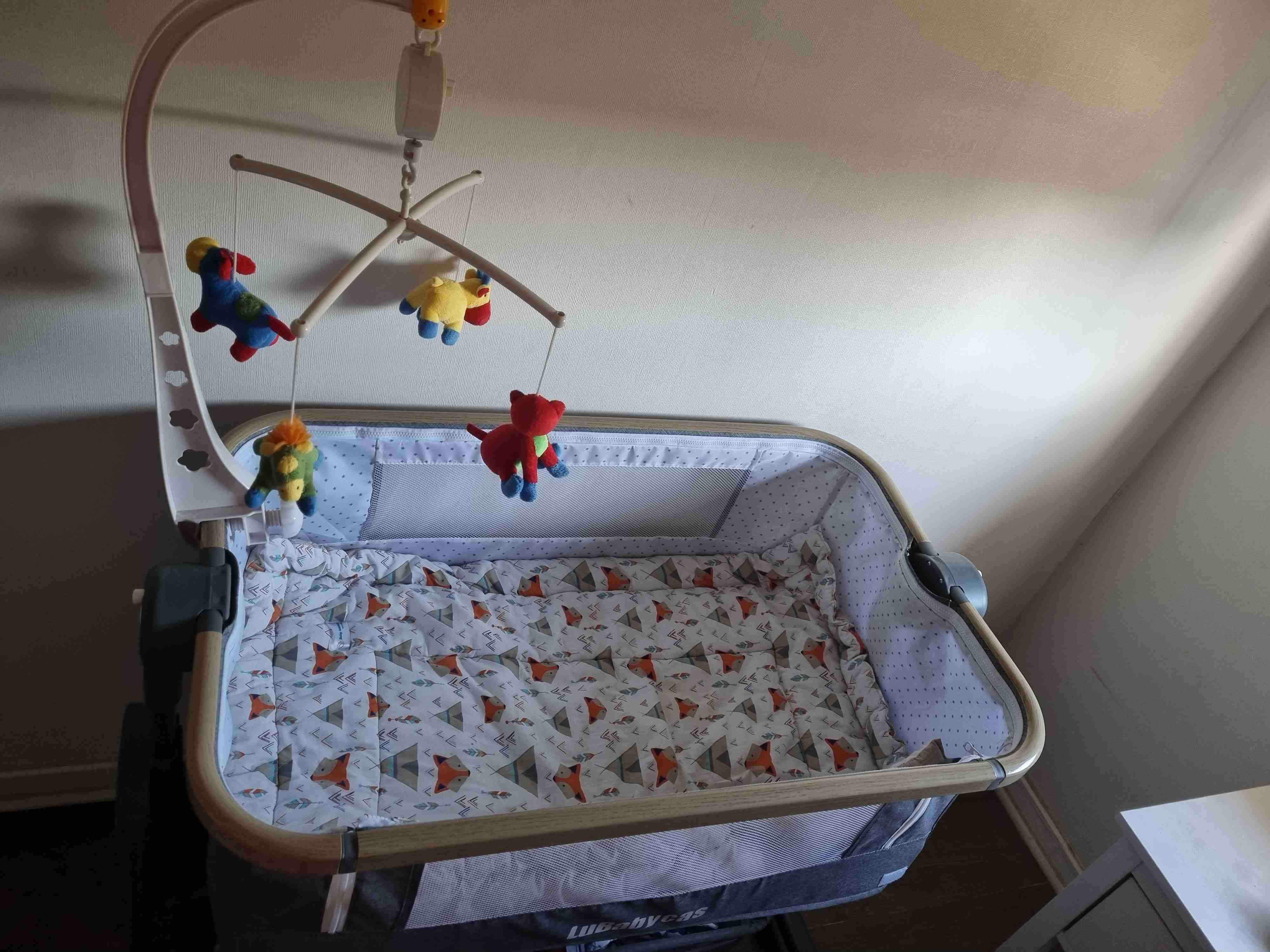 Cuna colecho gris con móvil - miniatura 3