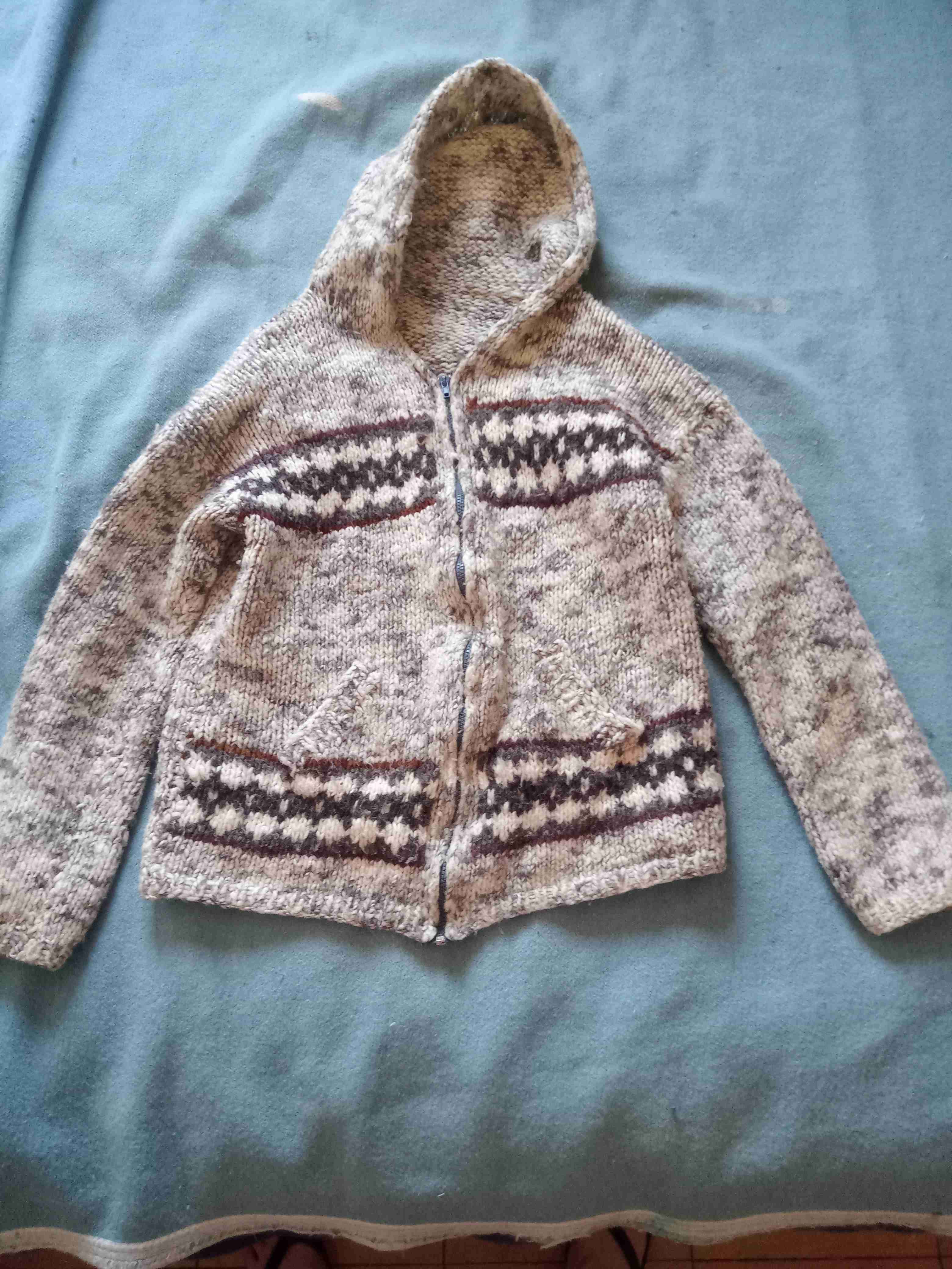 Chompa de lana con capucha