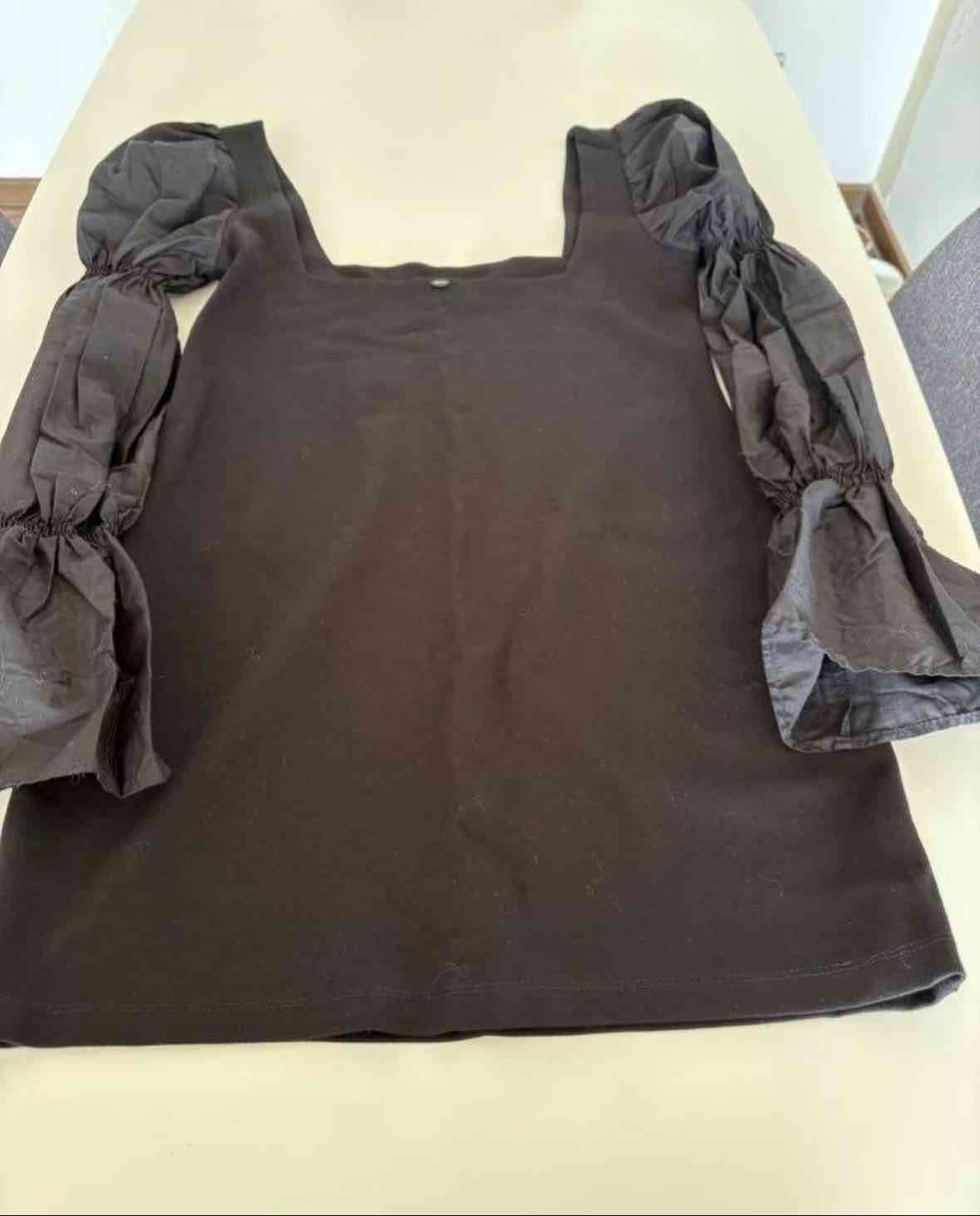 Vestido  negra con mangas abullonadas