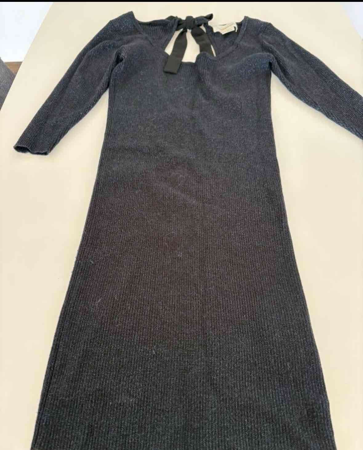 Vestido negro ajustado con lazo