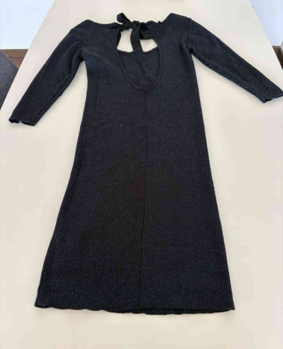 Vestido negro ajustado con lazo - miniatura 2