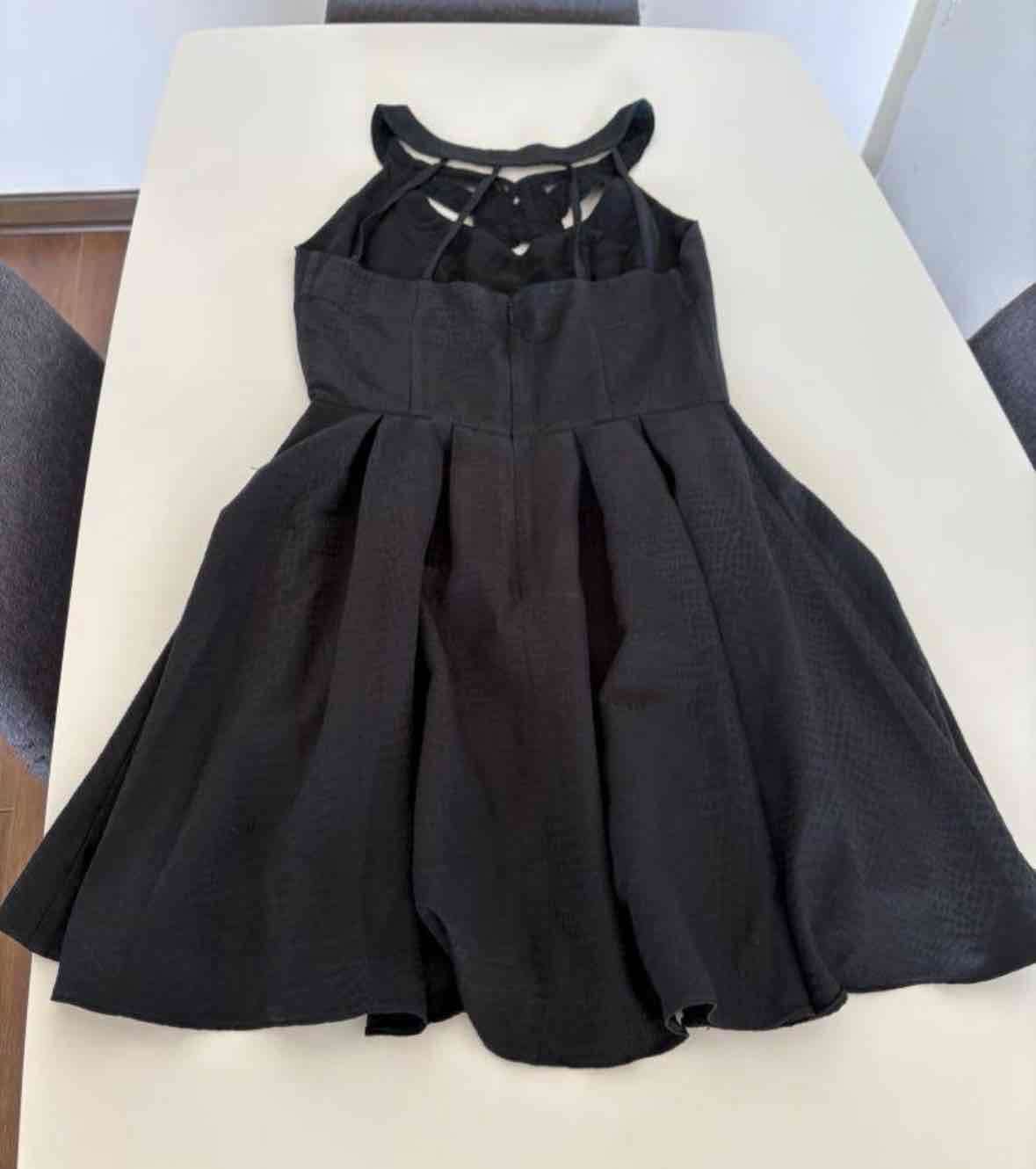 Vestido negro con tirantes