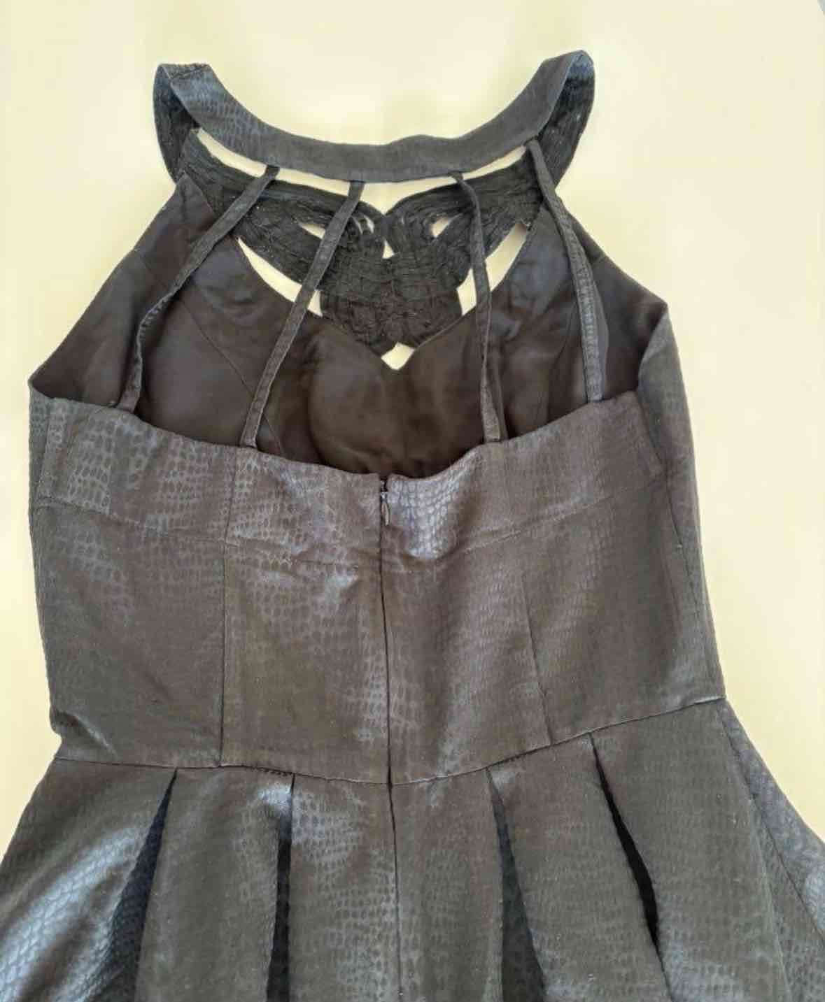 Vestido negro con tirantes - miniatura 2