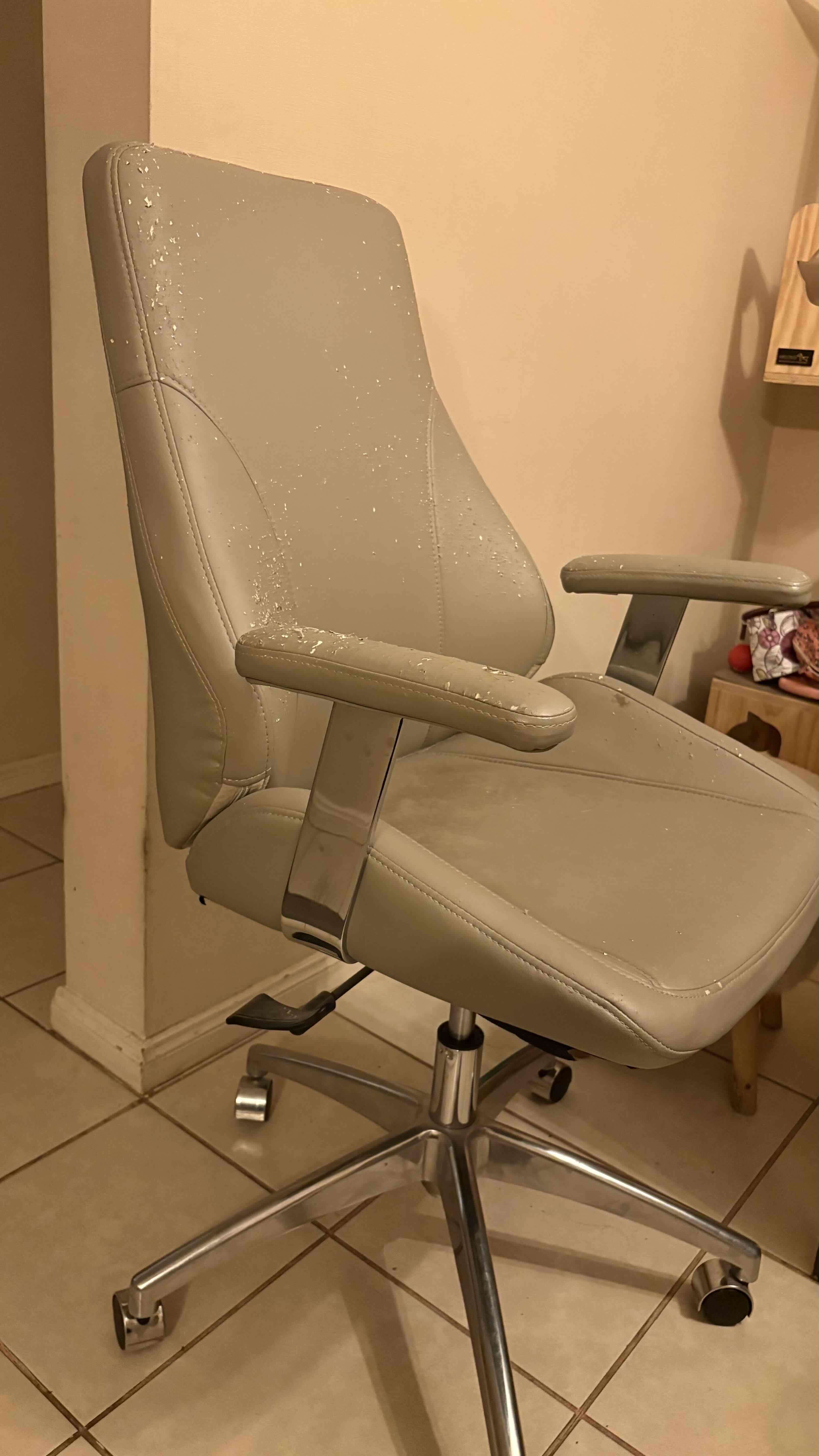 Silla de oficina gris con ruedas - miniatura 2