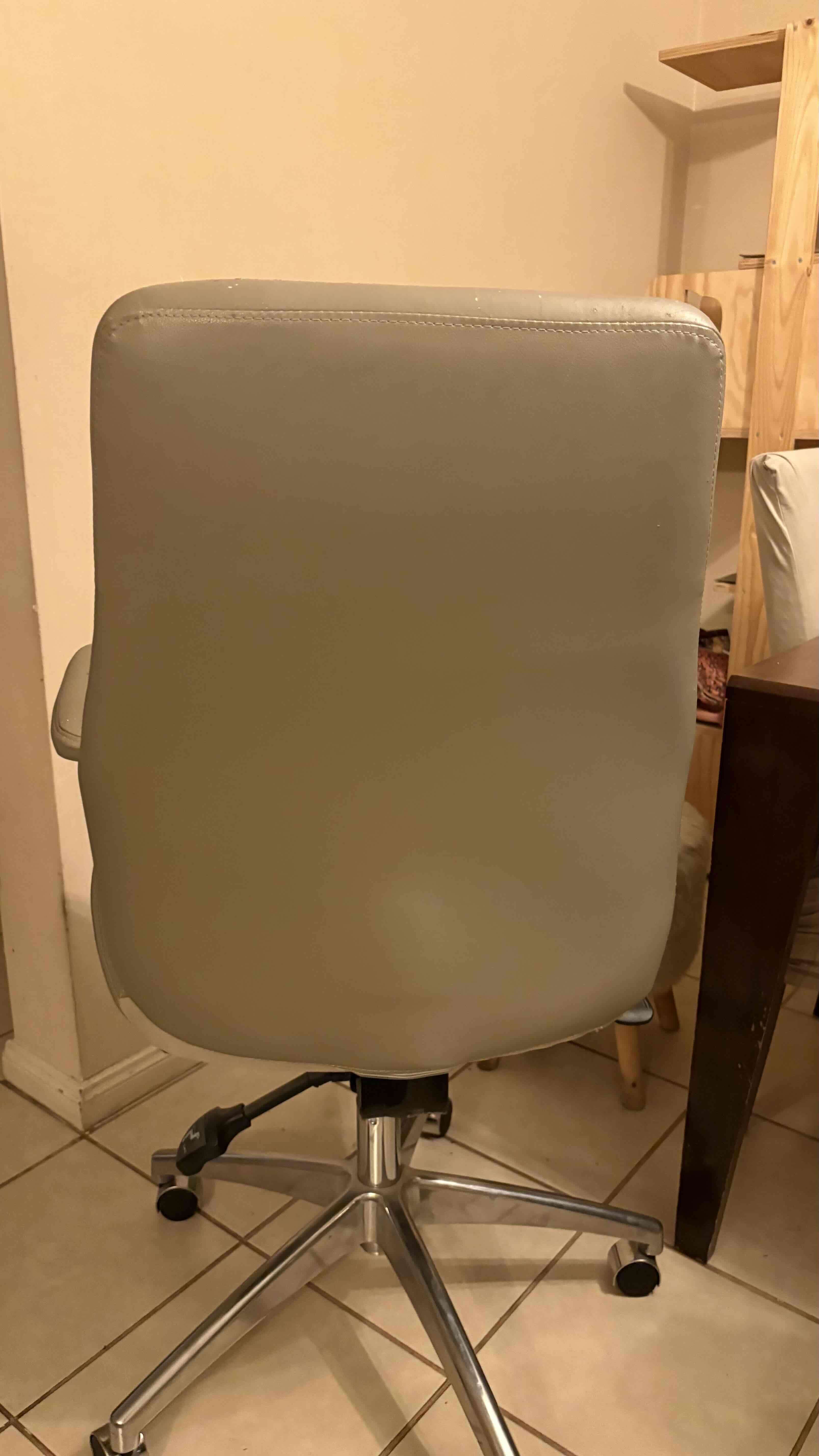 Silla de oficina gris con ruedas - miniatura 3