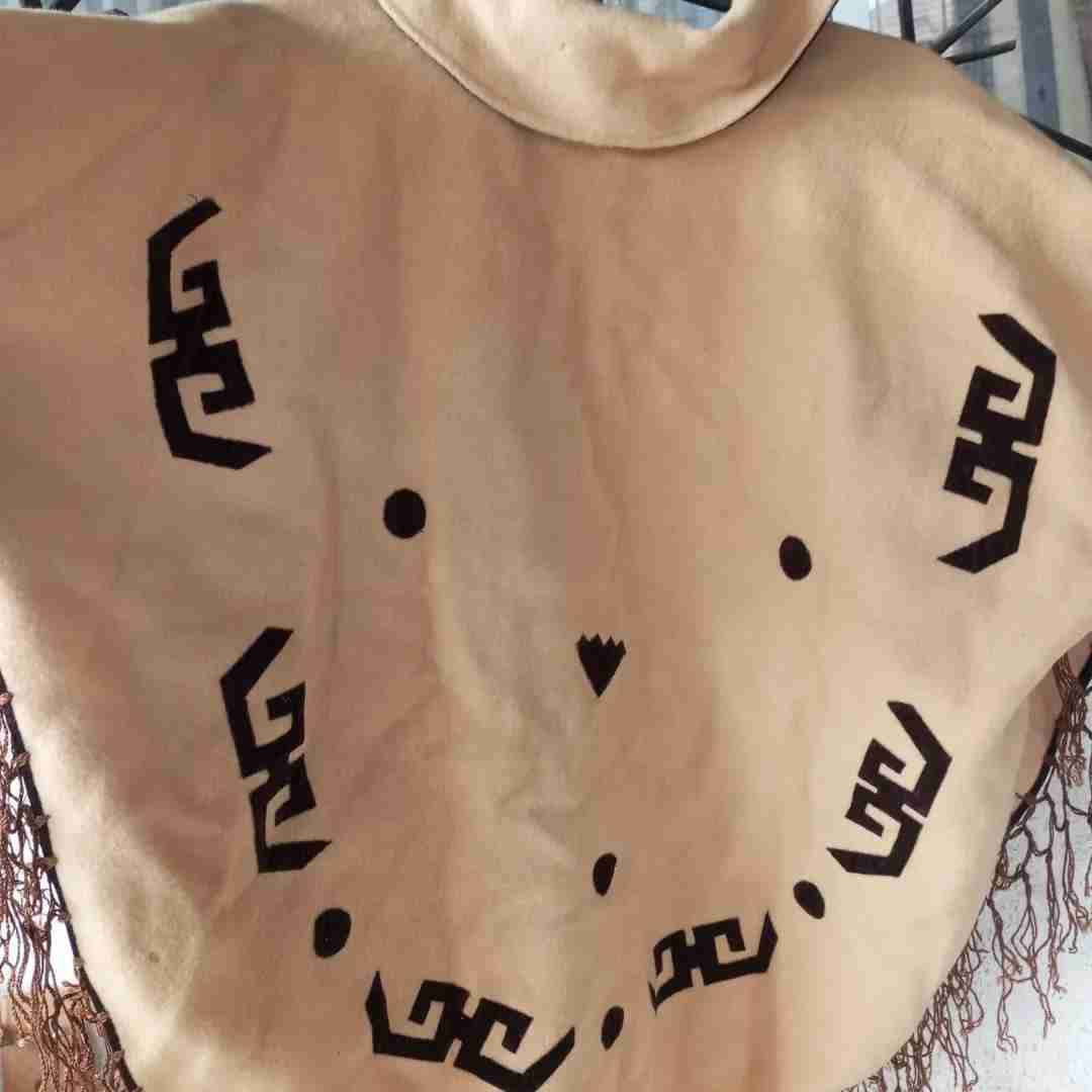 Poncho beige con diseño étnico - miniatura 2