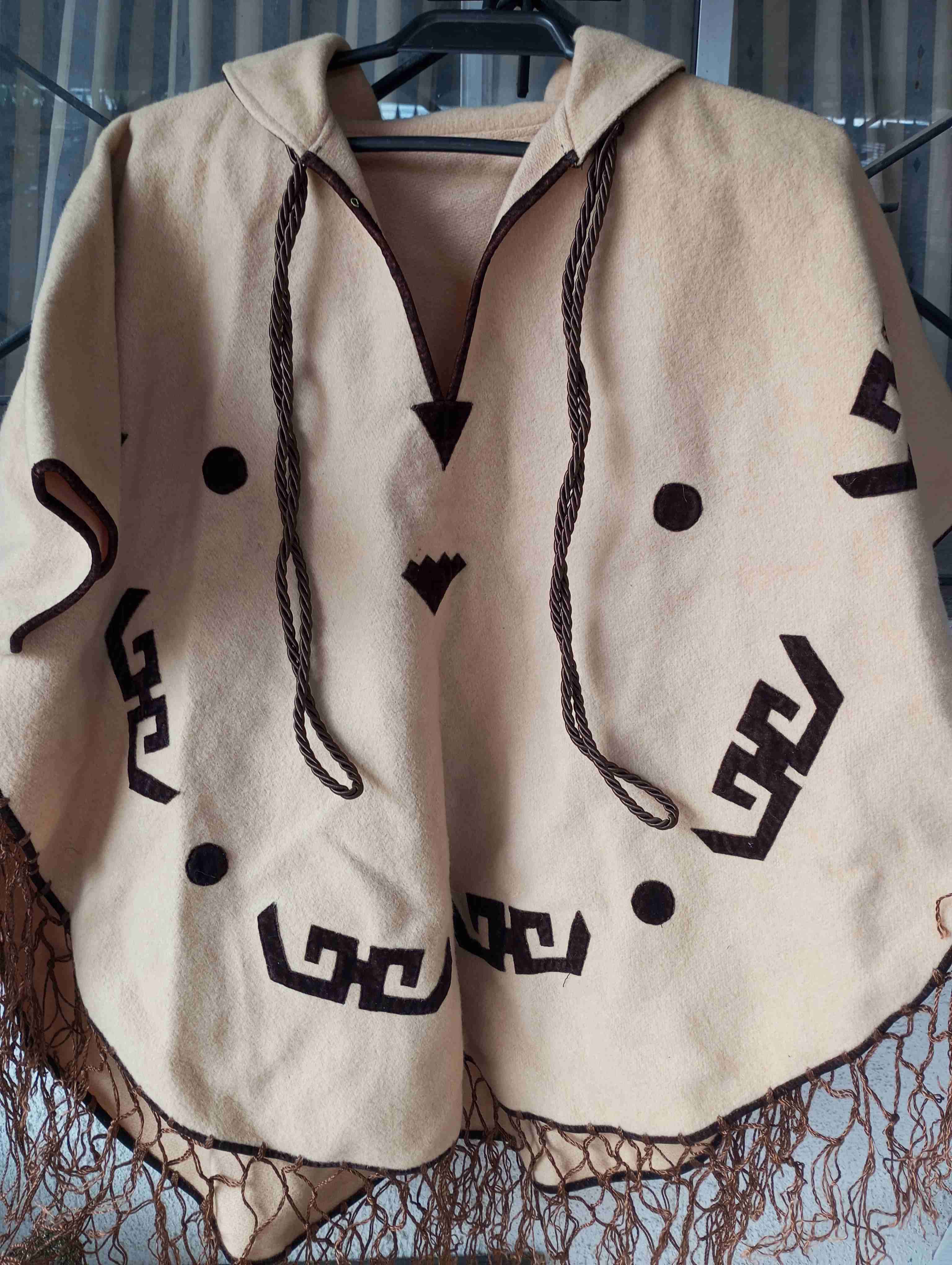 Poncho beige con diseño étnico - miniatura 4
