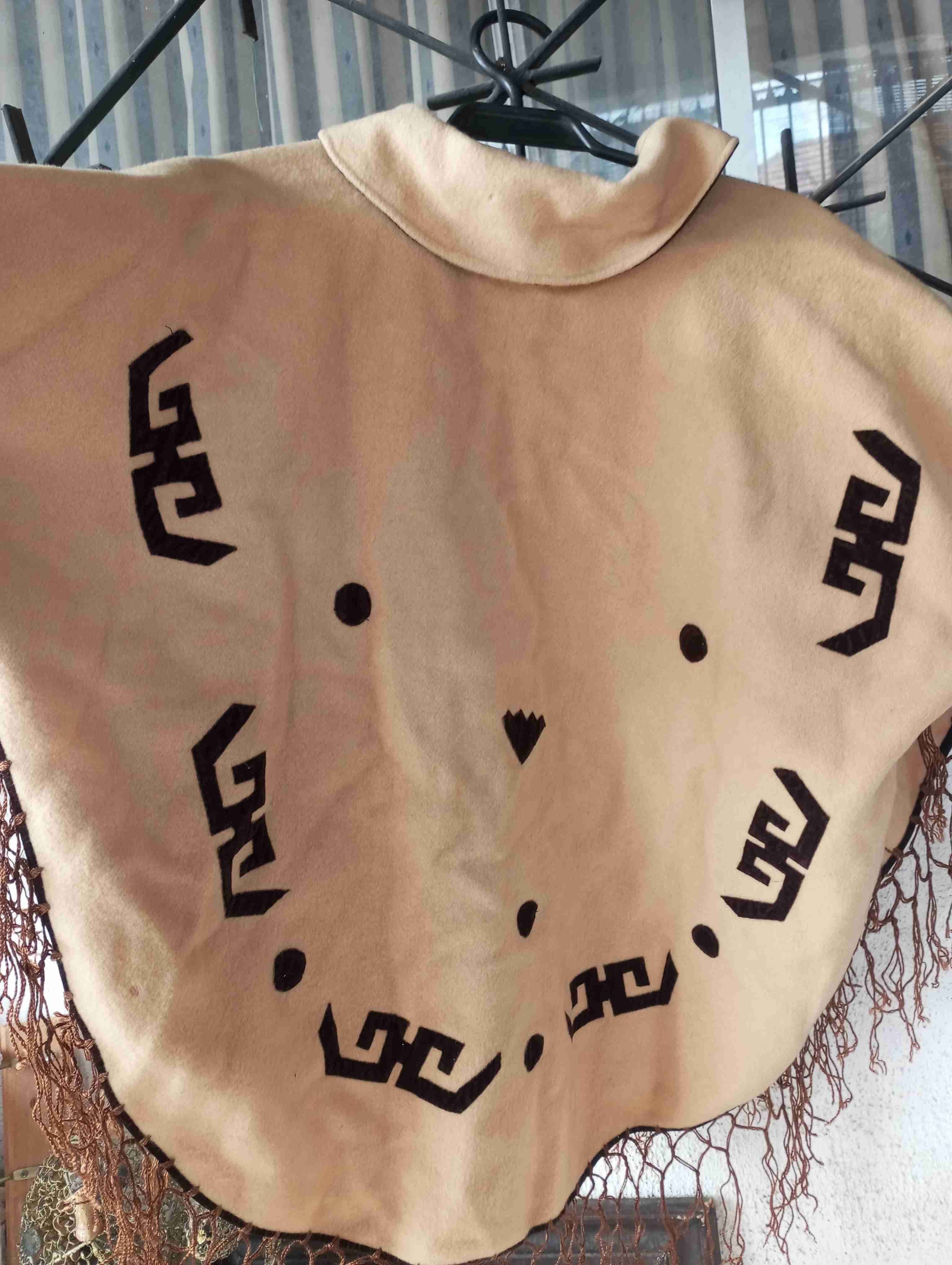 Poncho beige con diseño étnico - miniatura 5