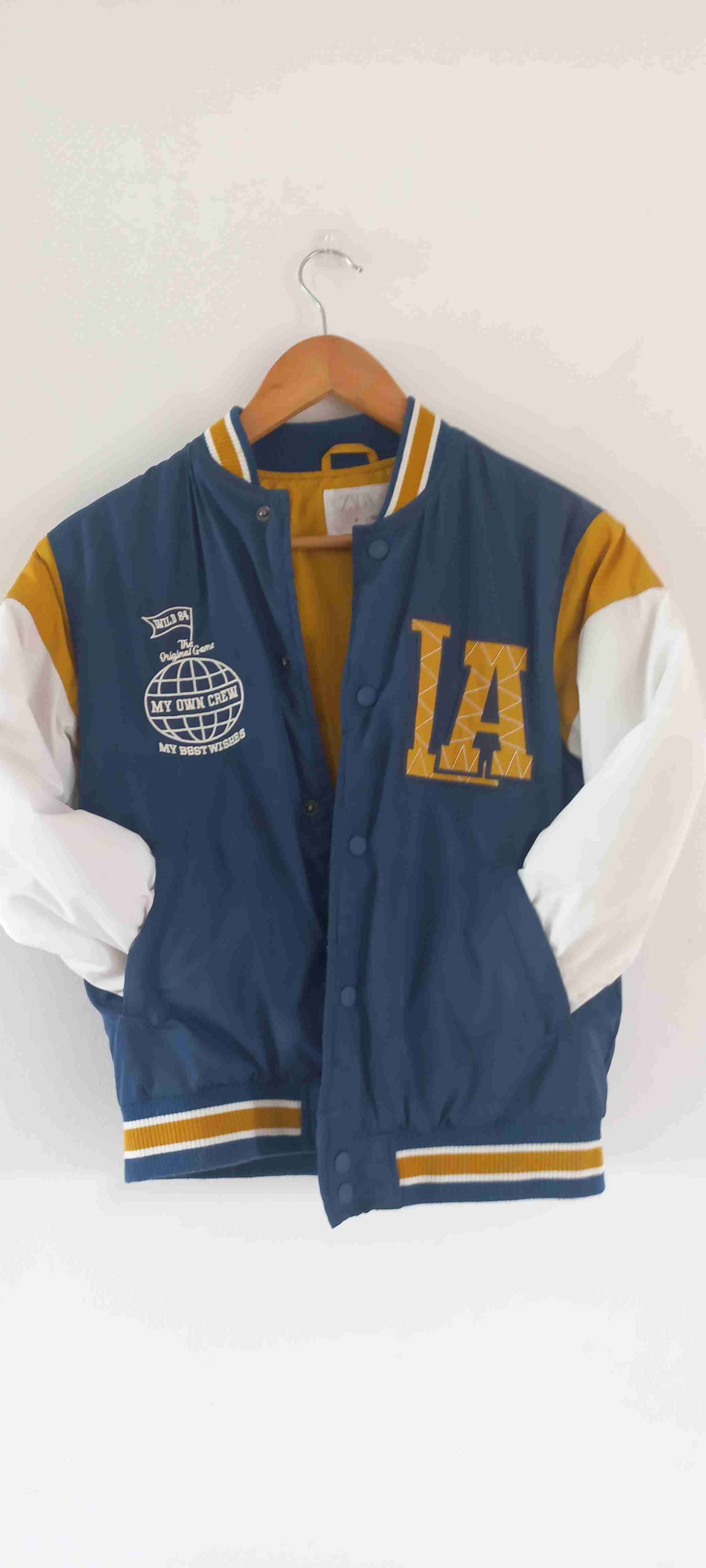 Chaqueta varsity azul y amarilla
