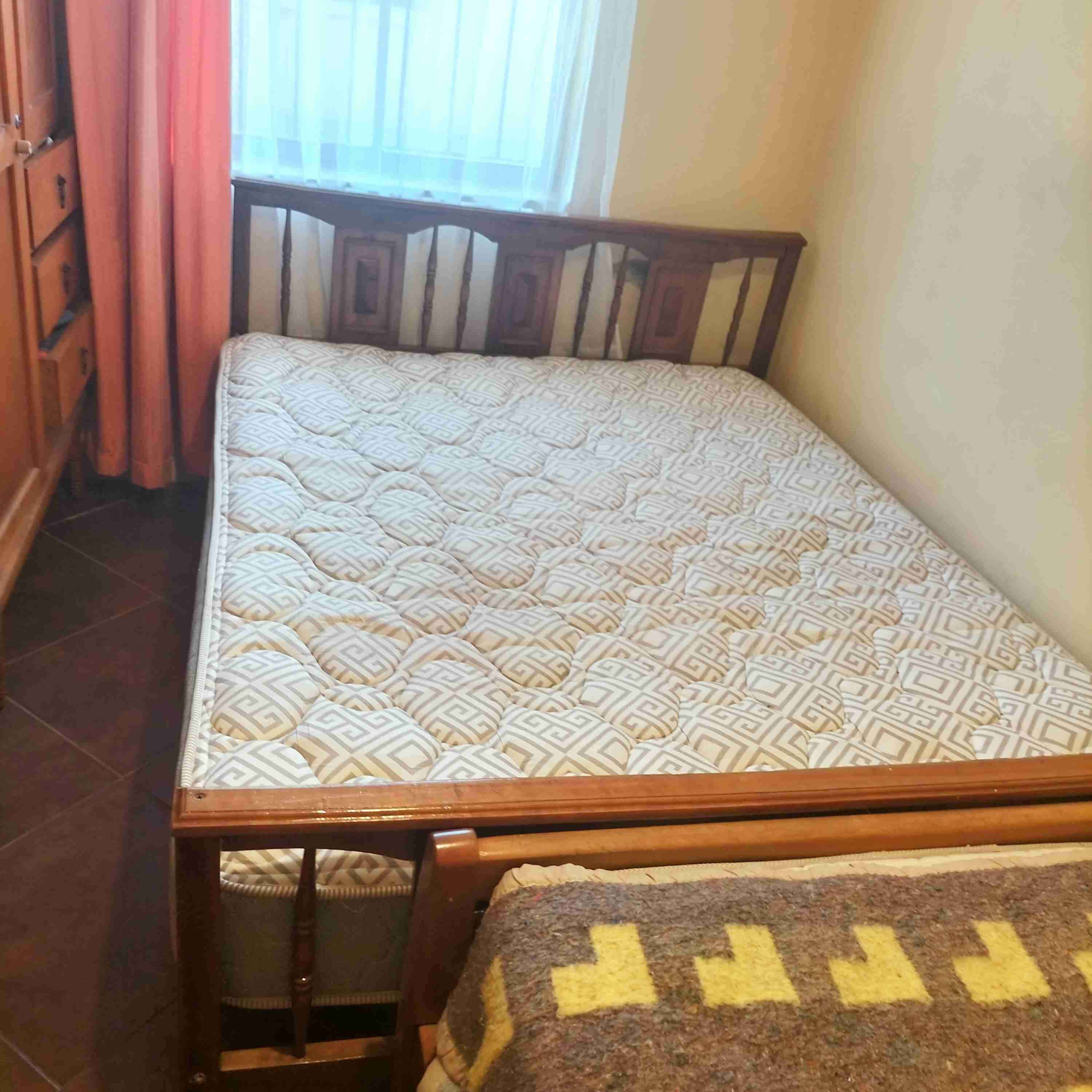 Cama de madera con colchón