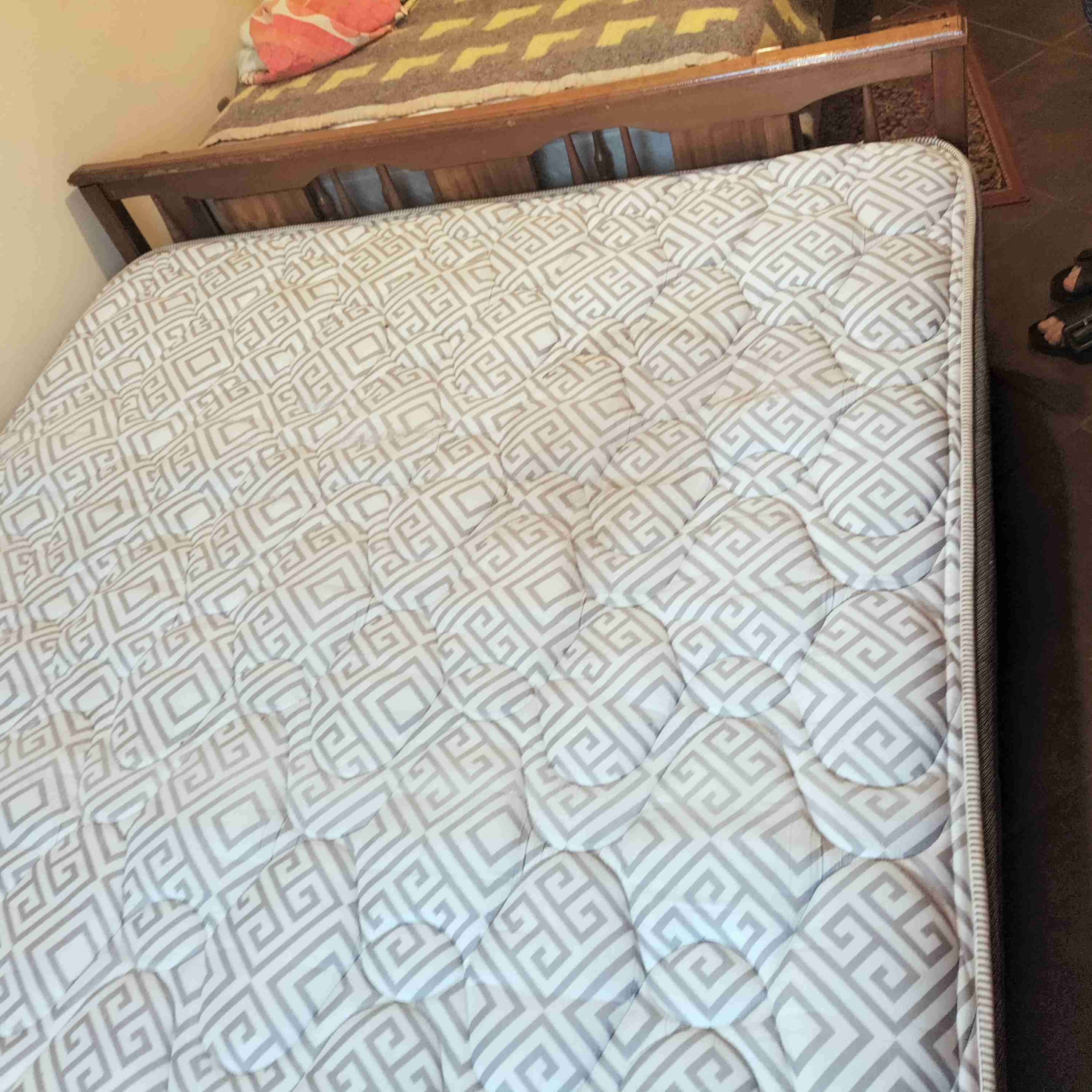 Cama de madera con colchón - miniatura 2
