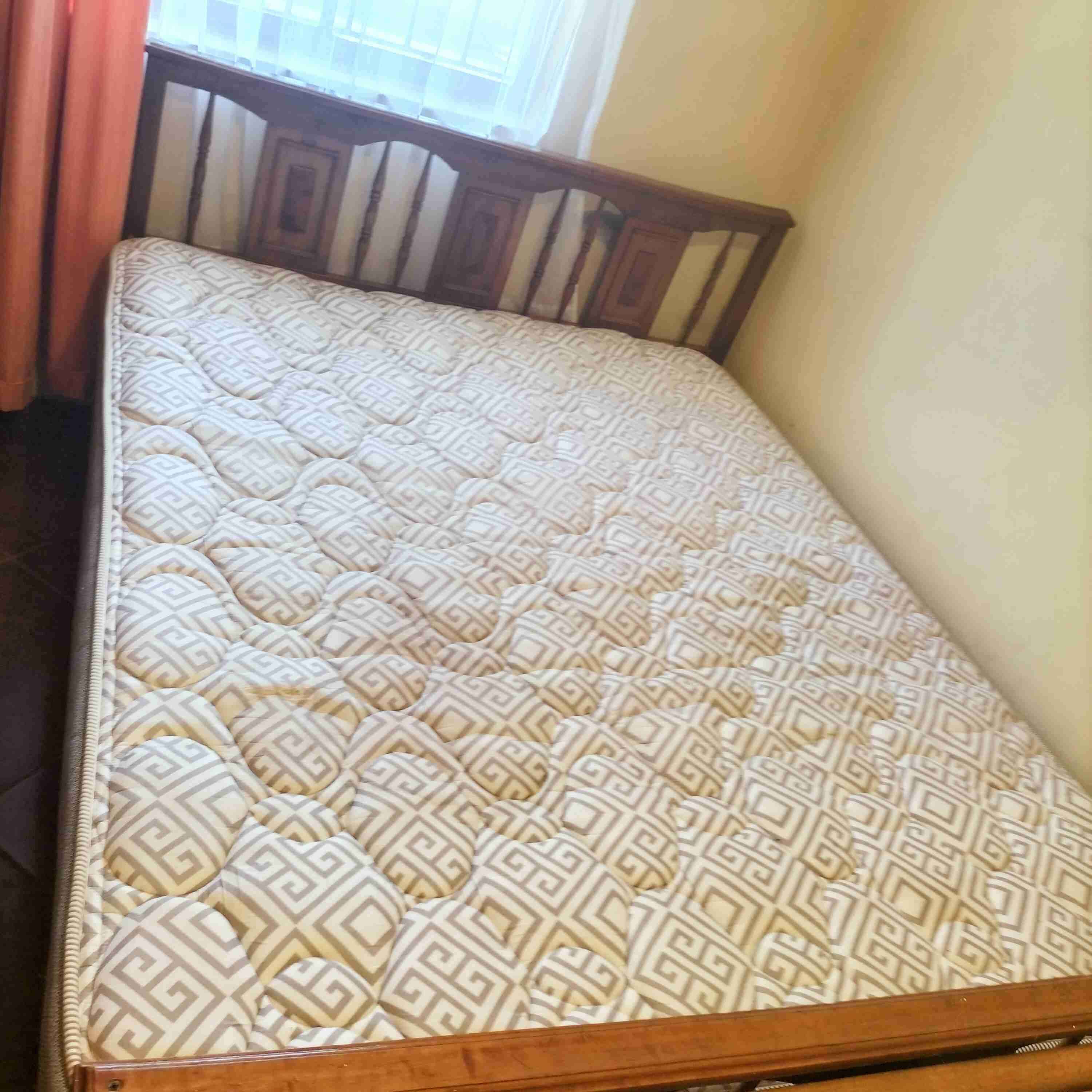 Cama de madera con colchón - miniatura 3