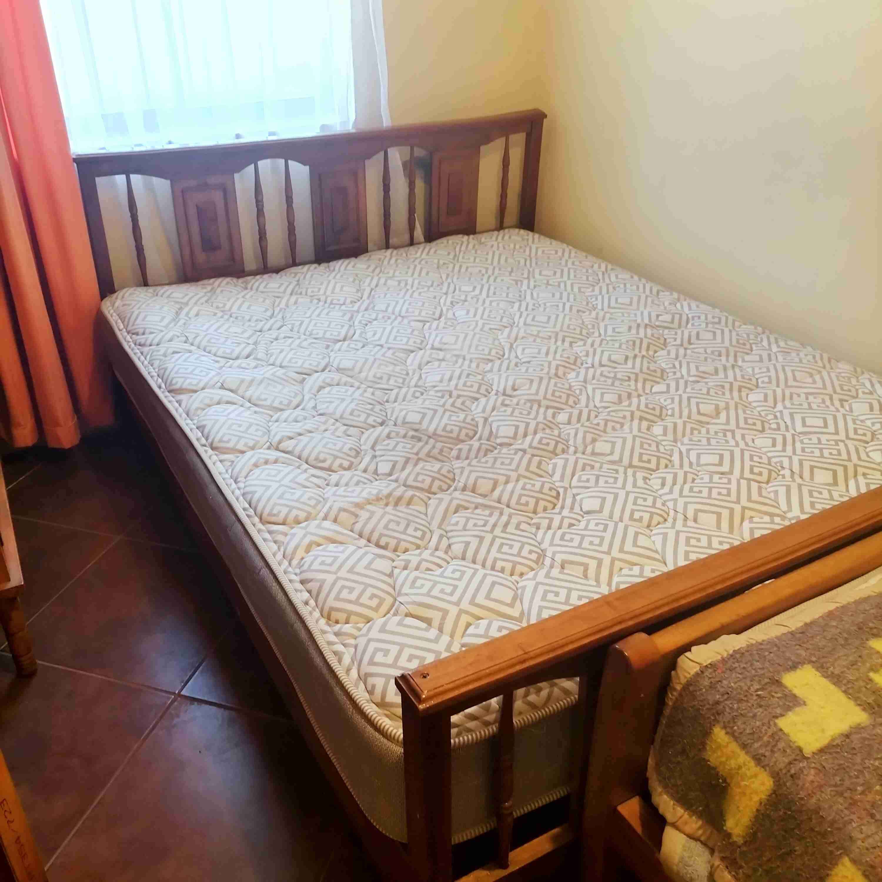 Cama de madera con colchón - miniatura 4