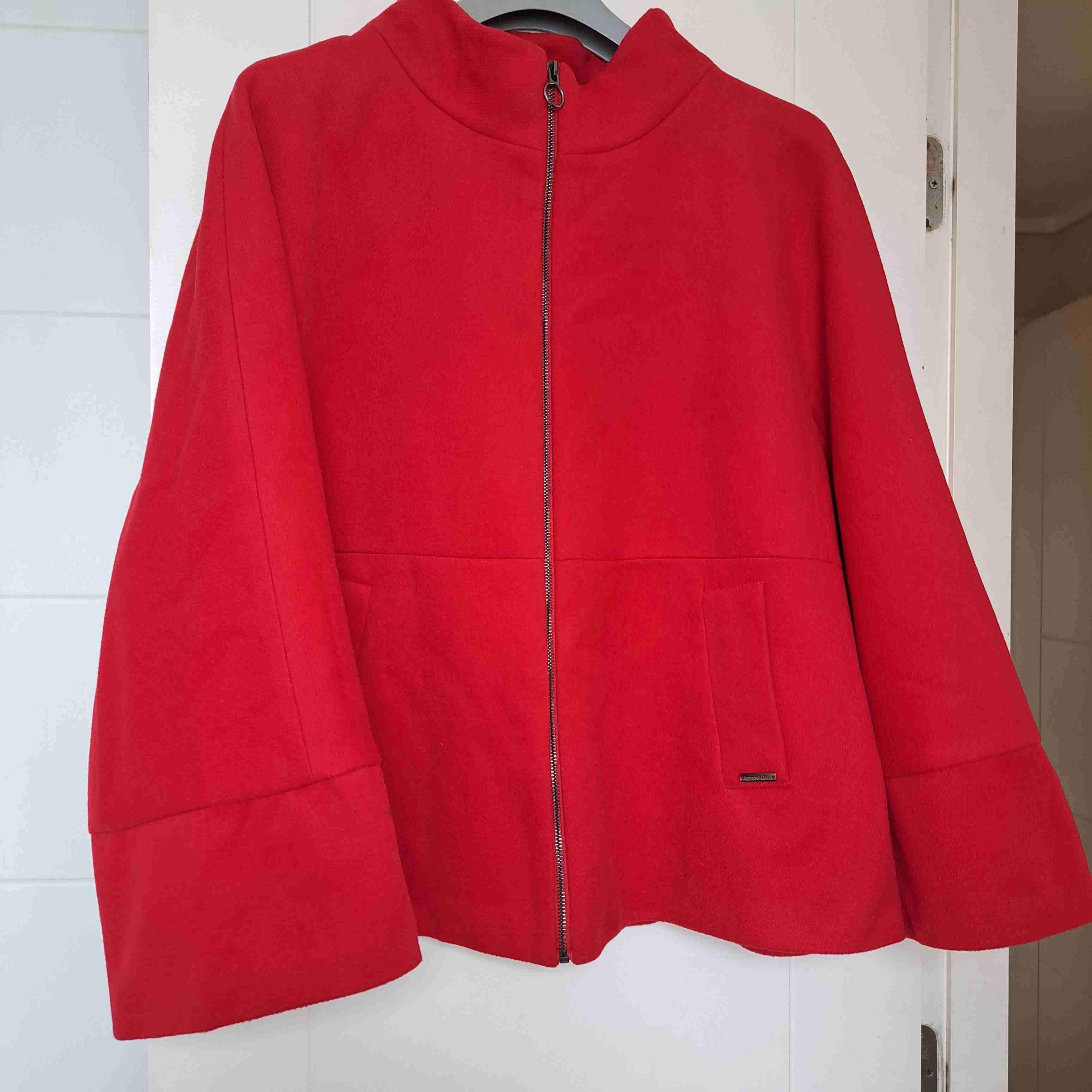 Chaqueta roja con cierre