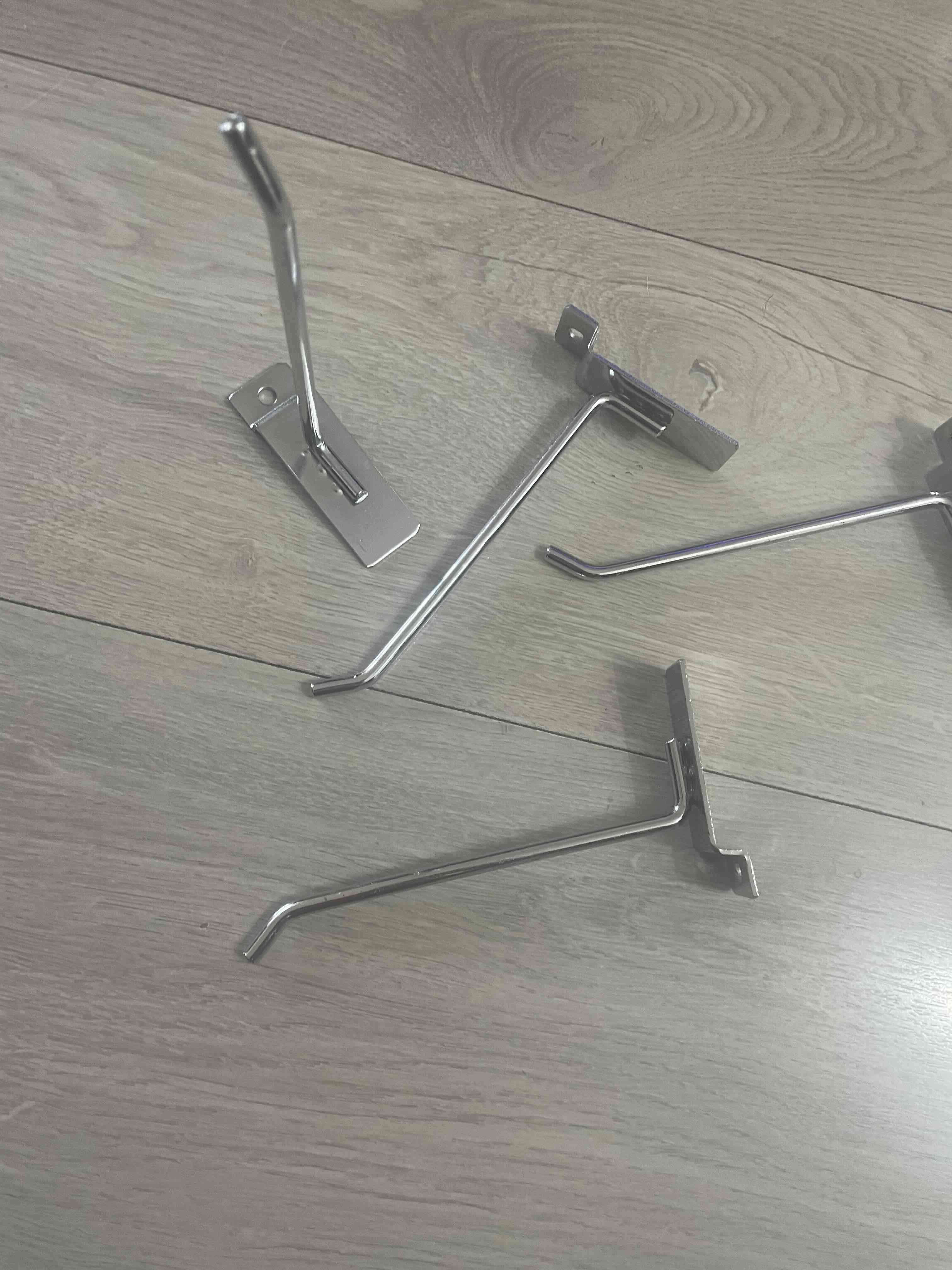 Ganchos metálicos para estantes