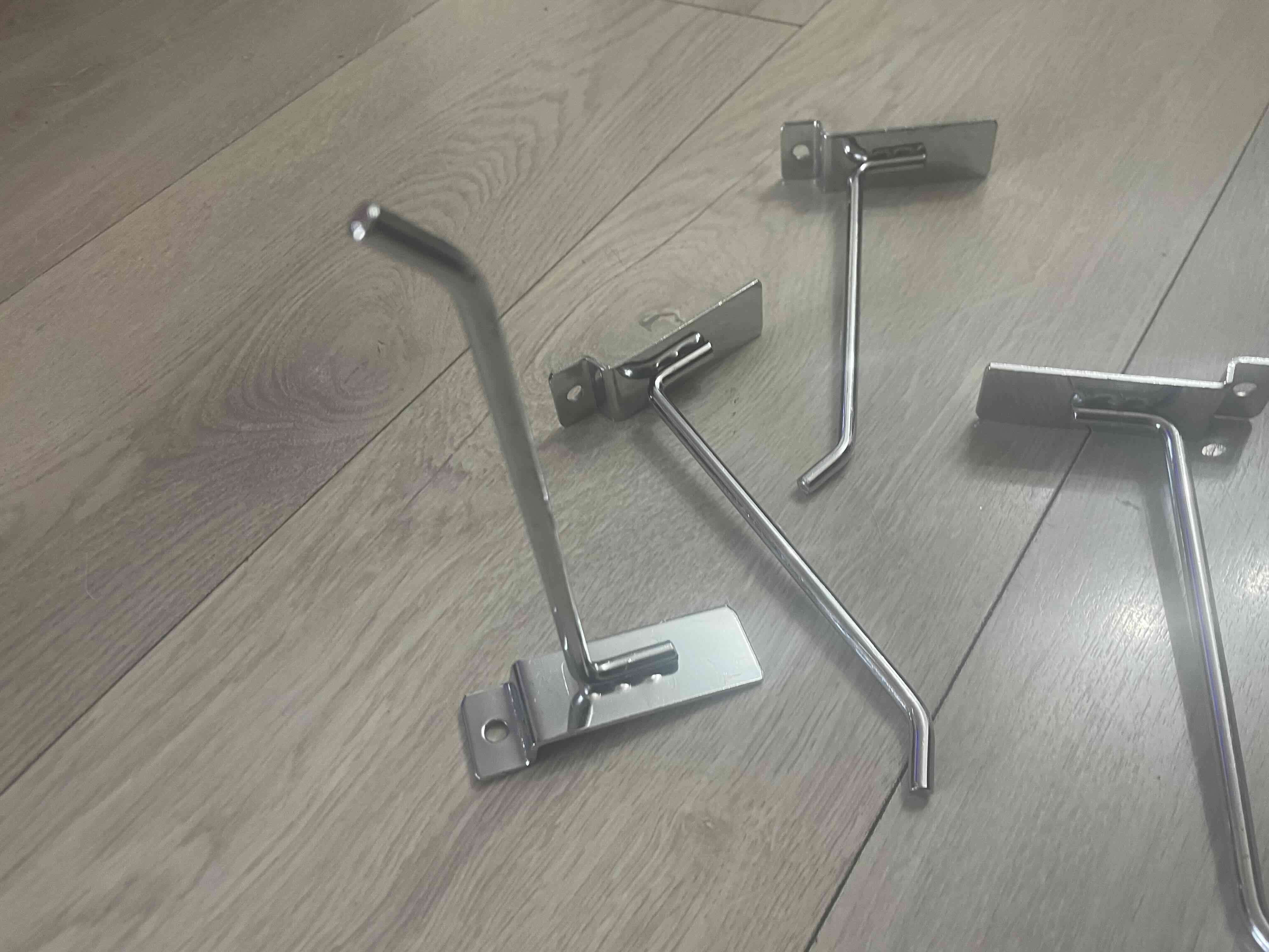 Ganchos metálicos para estantes - miniatura 2