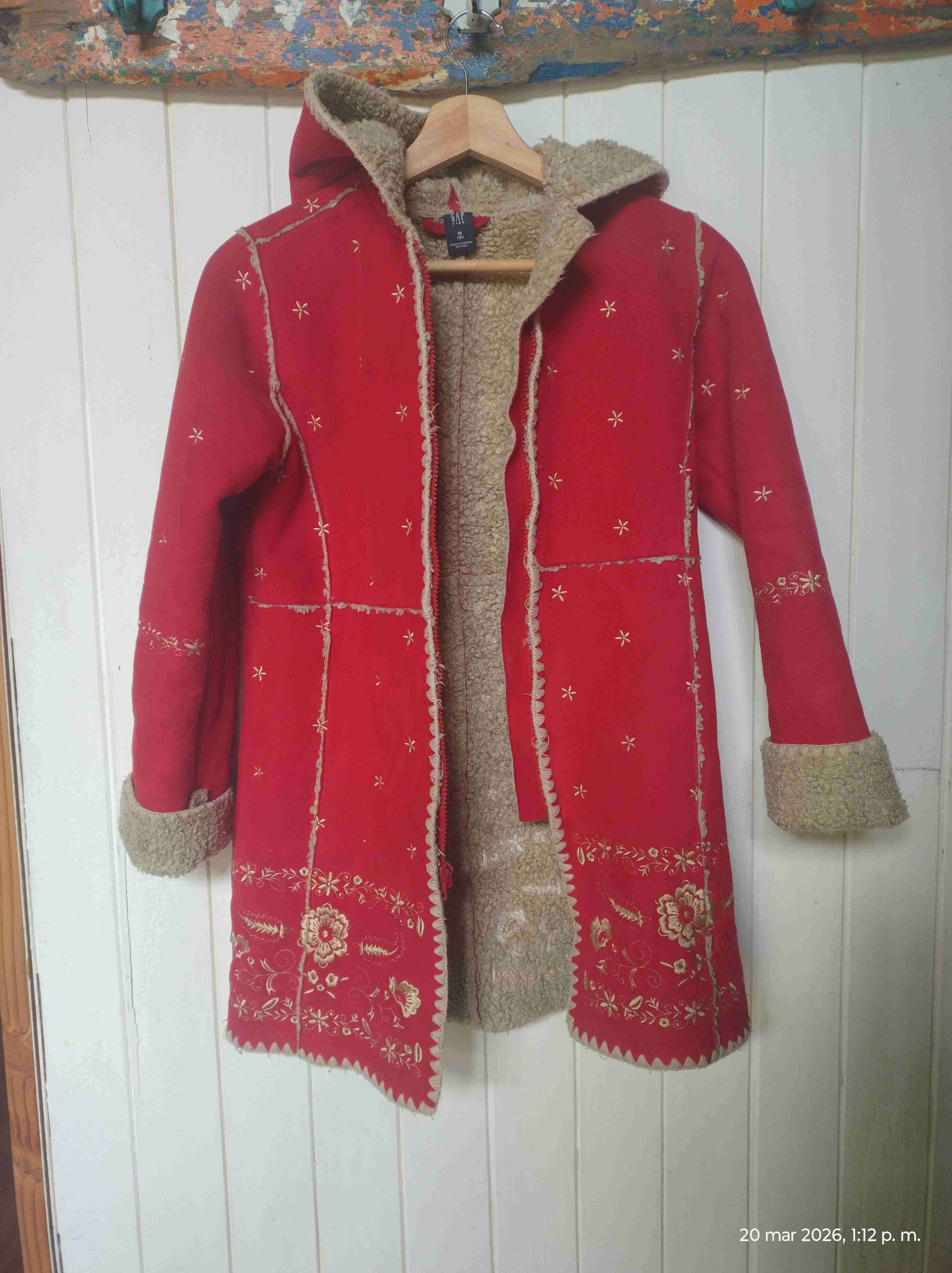 Abrigo rojo con bordados