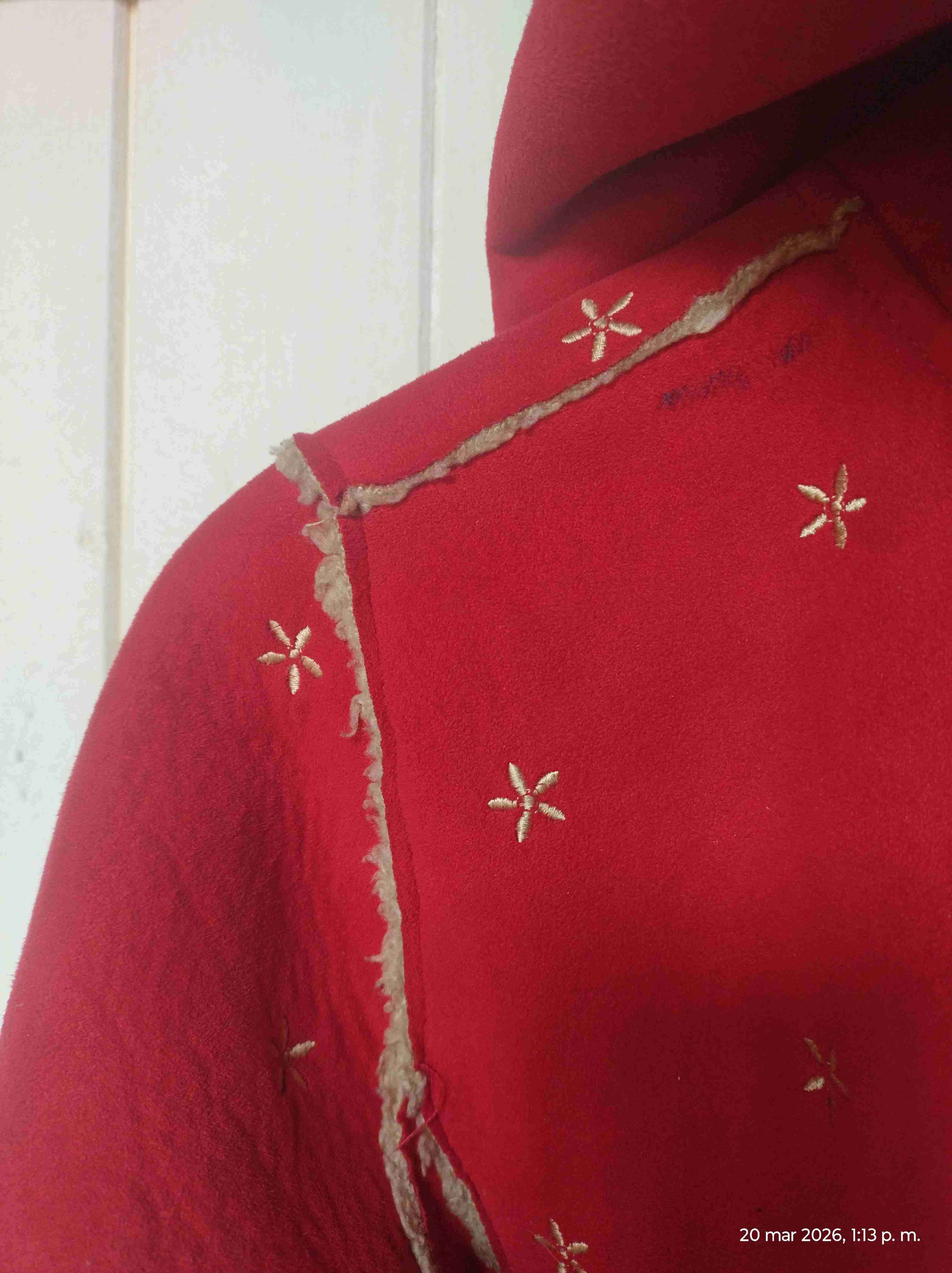 Abrigo rojo con bordados - miniatura 2