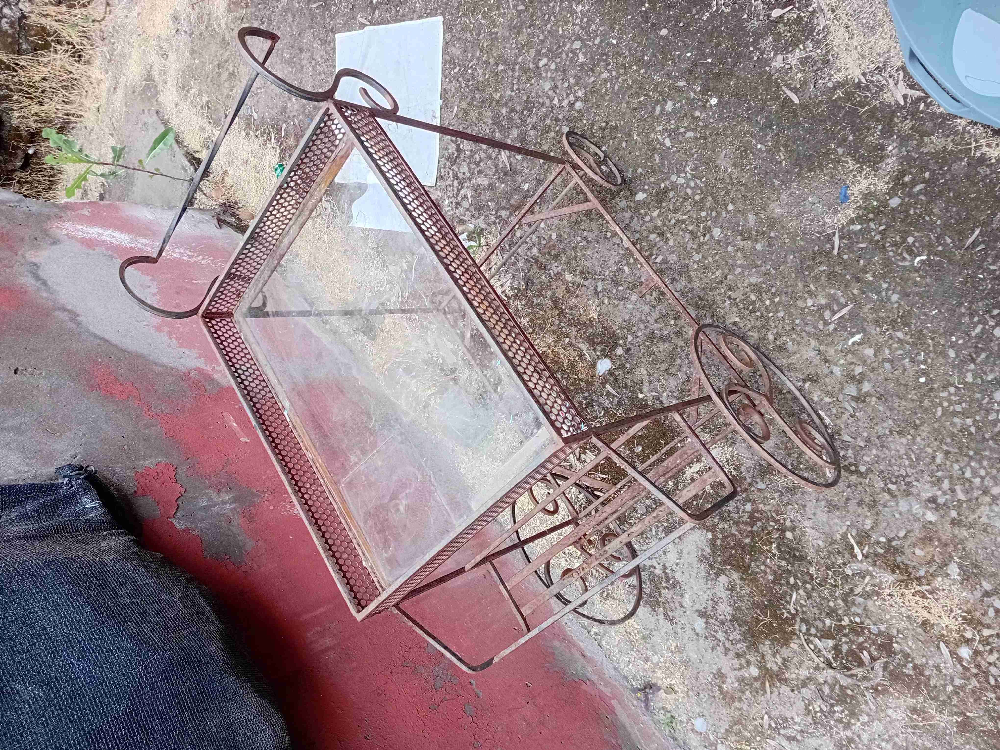 Carro bar de metal con vidrio