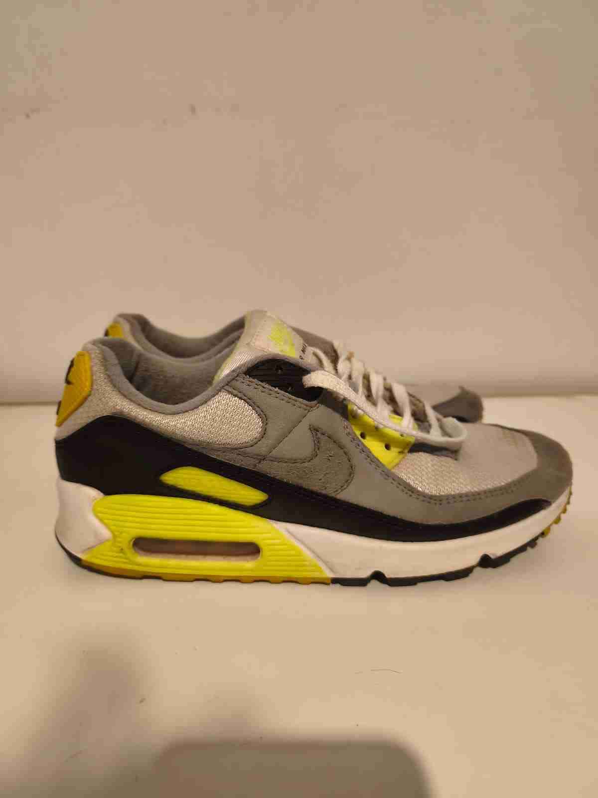 Zapatillas deportivas grises y amarillas - miniatura 2