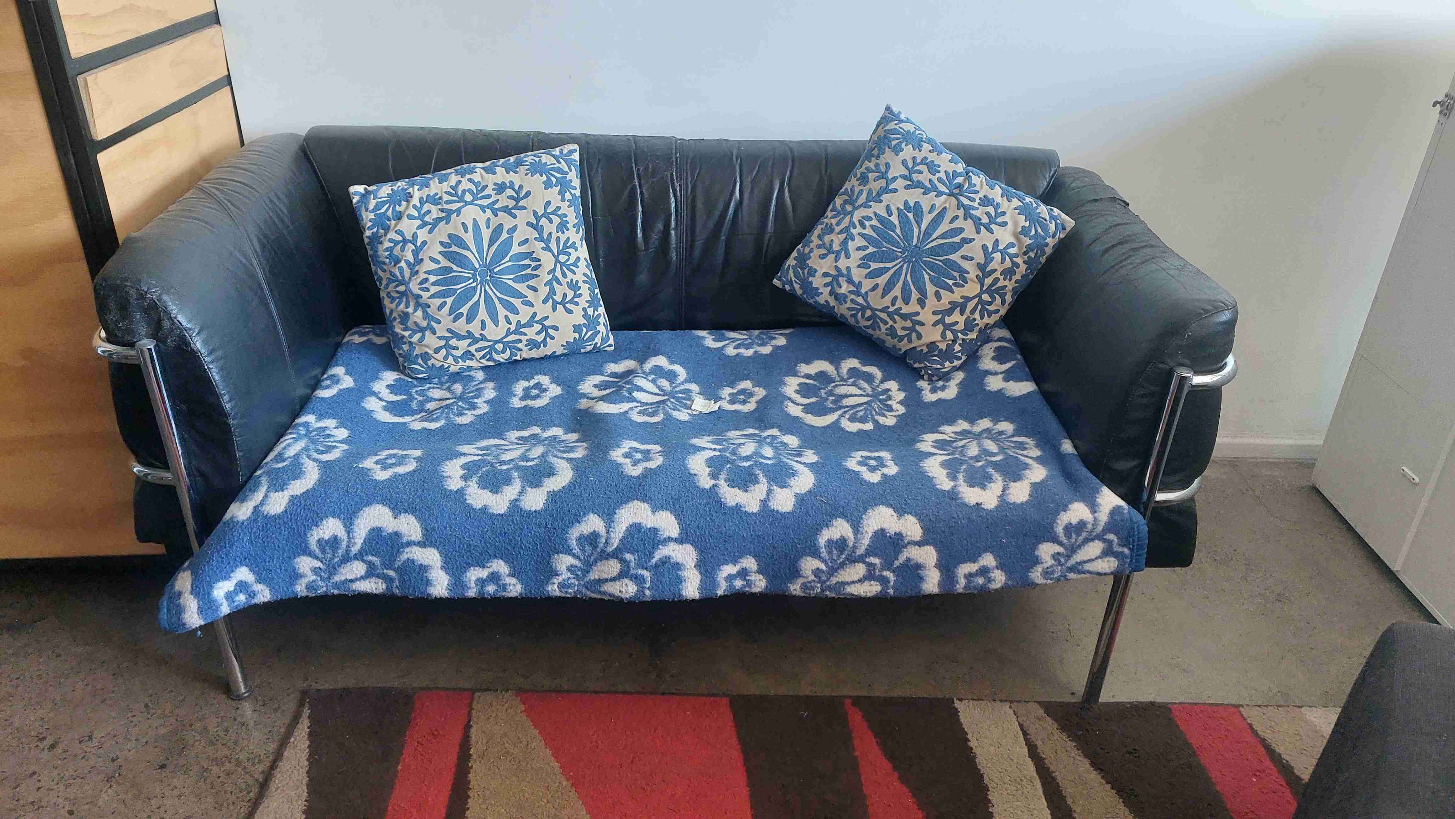 Sofá de cuero negro tres cuerpos - miniatura 2