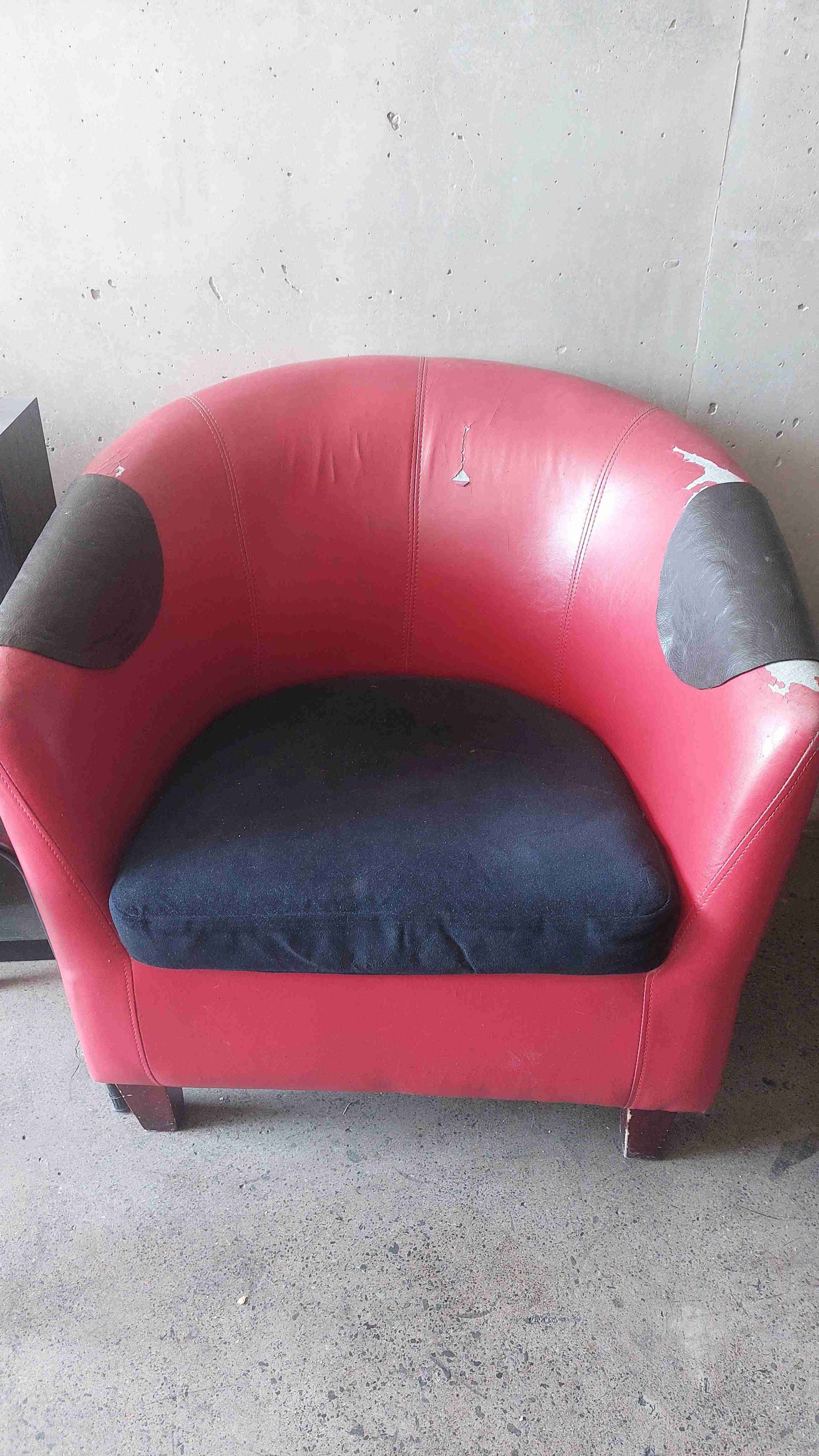 Sillón rojo de cuero sintético - miniatura 2