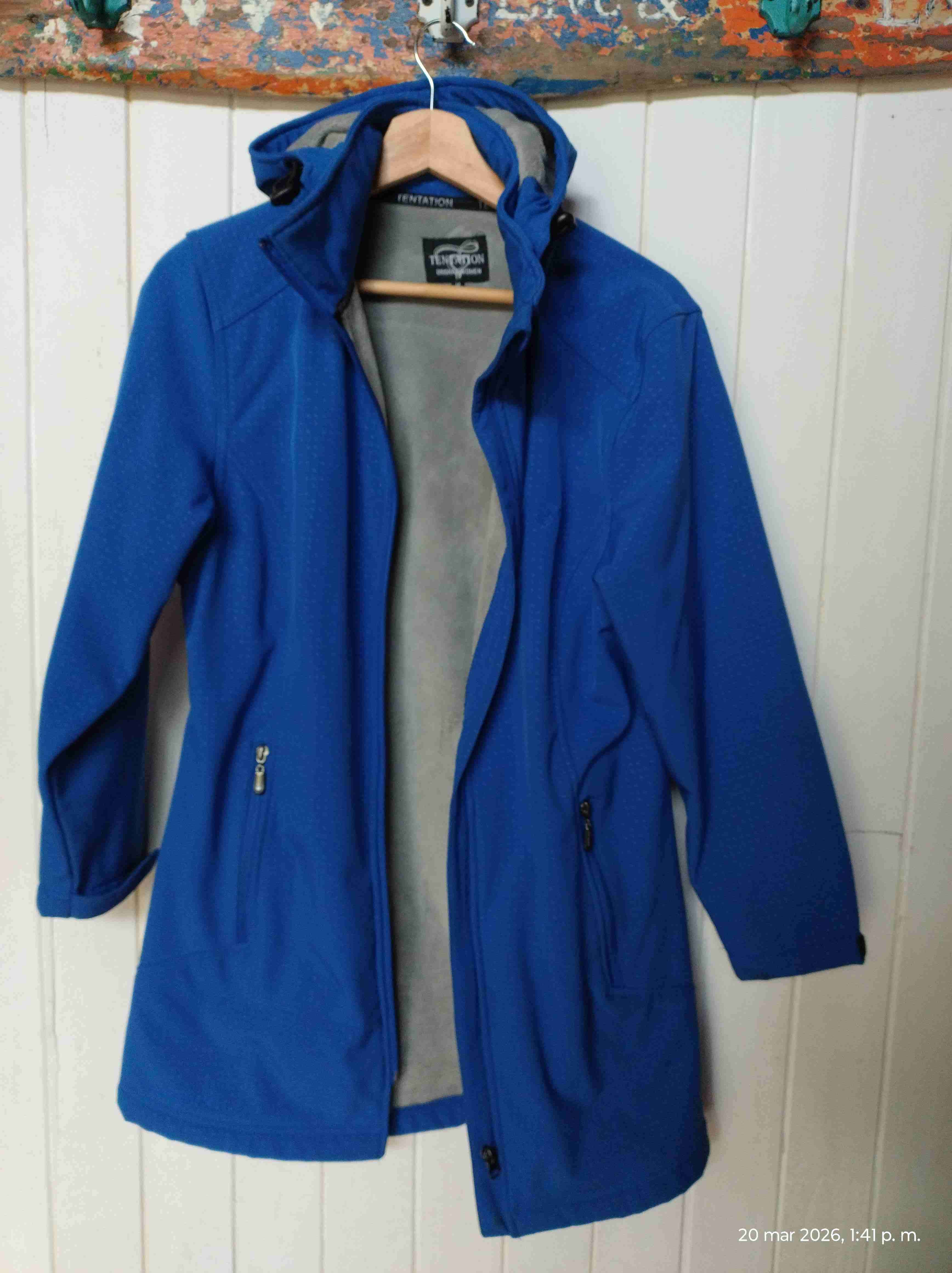 Chaqueta azul con capucha