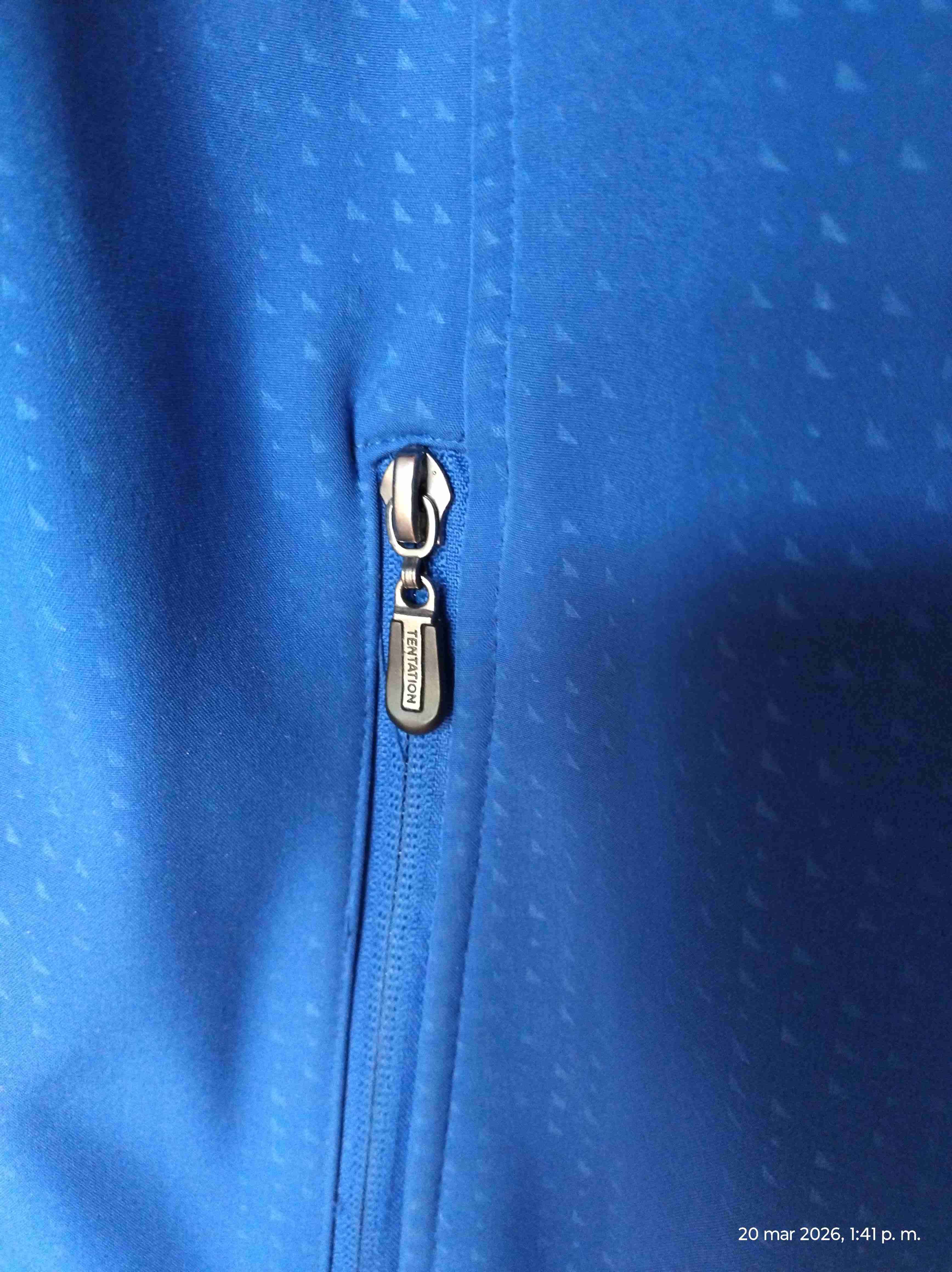 Chaqueta azul con capucha - miniatura 3