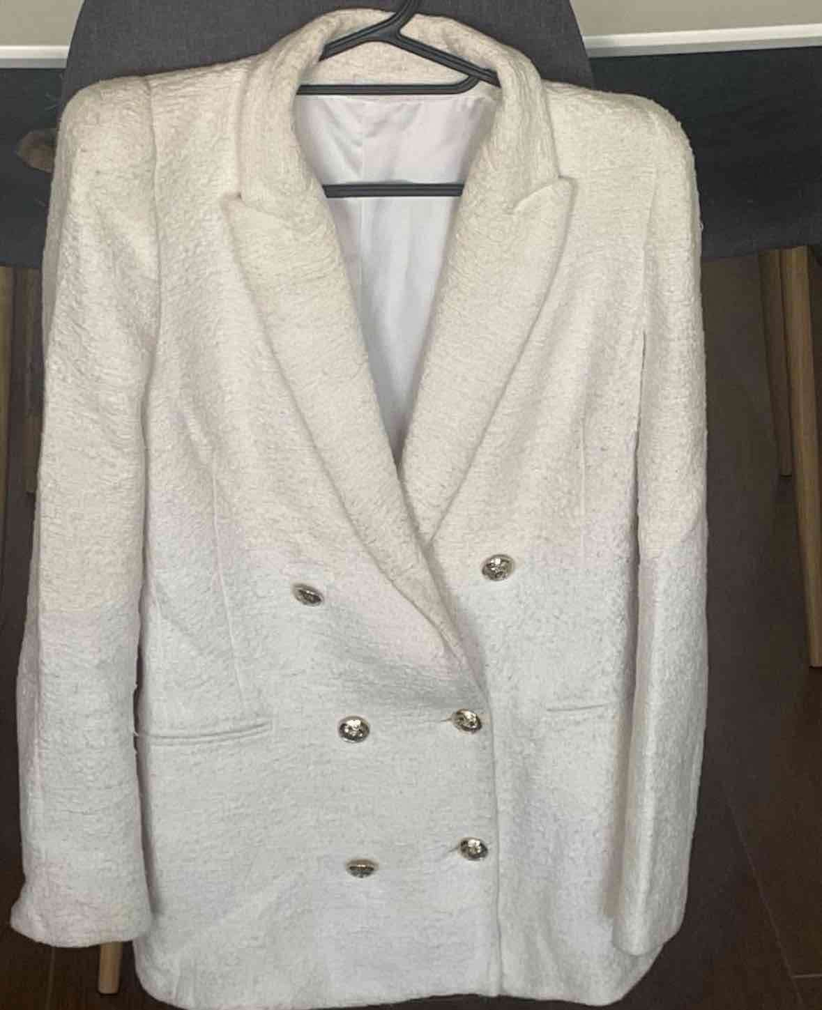 Blazer blanco con botones decorativos