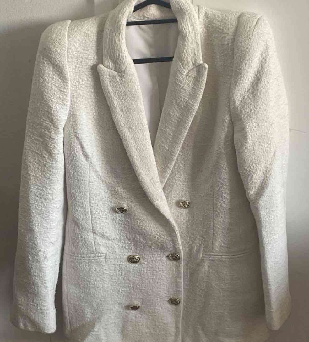 Blazer blanco con botones decorativos - miniatura 2