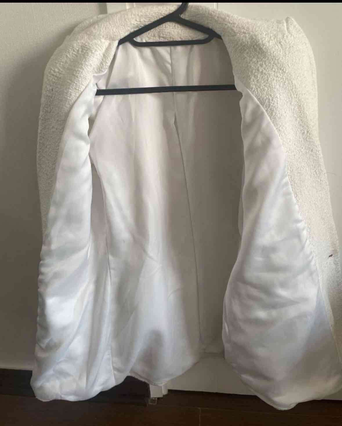 Blazer blanco con botones decorativos - miniatura 4