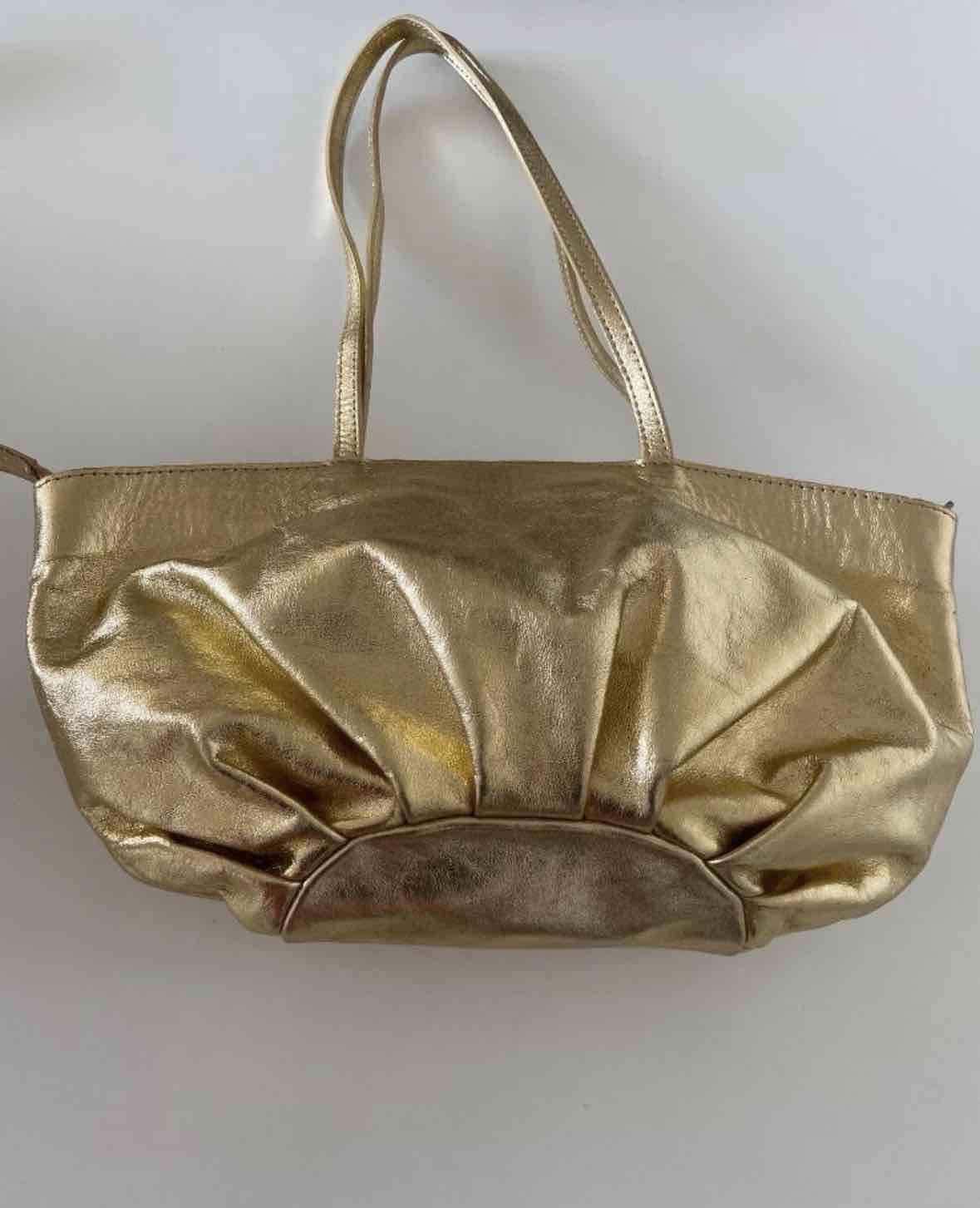 Bolso dorado de mano