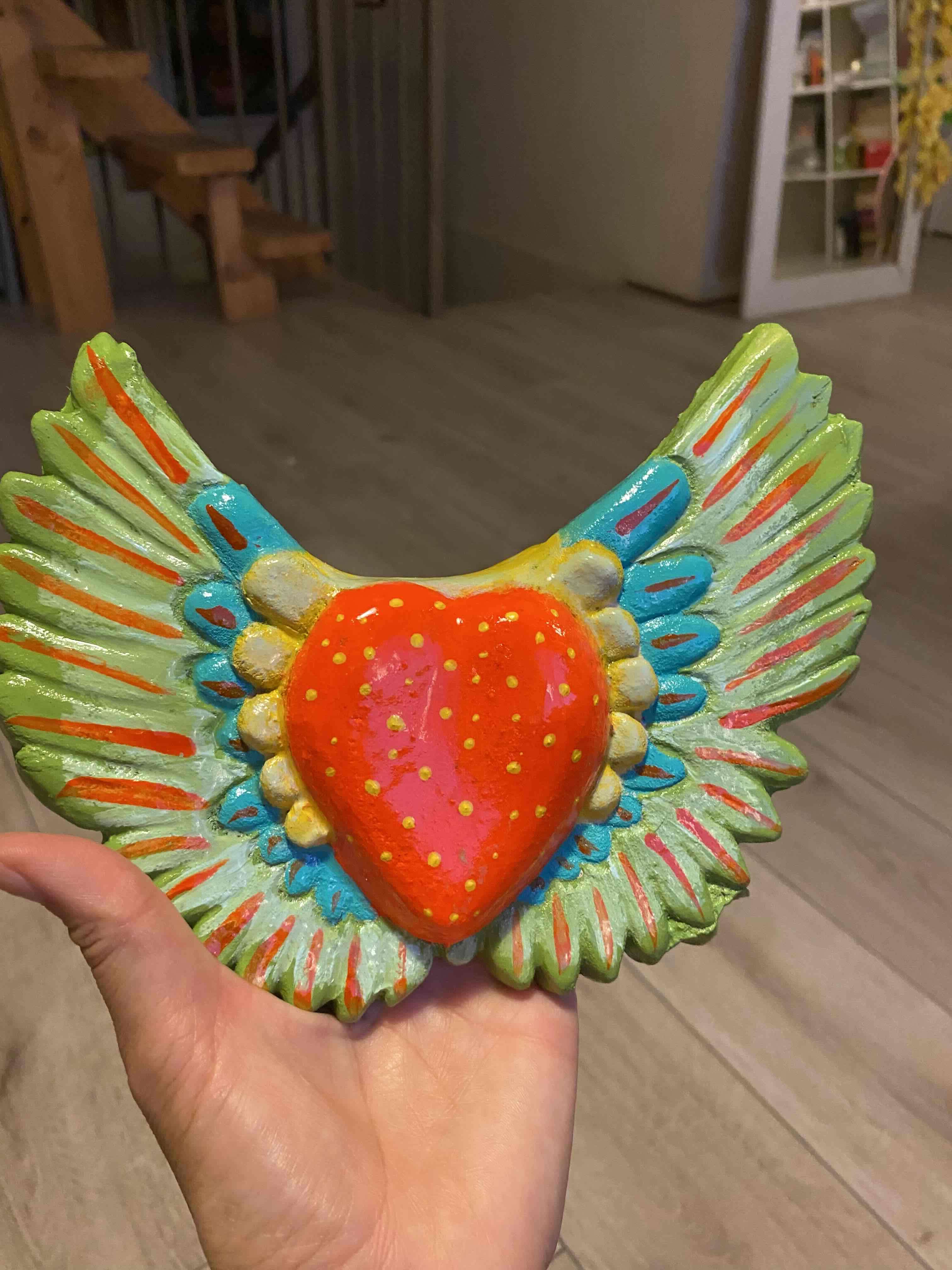 Corazón alado decorativo