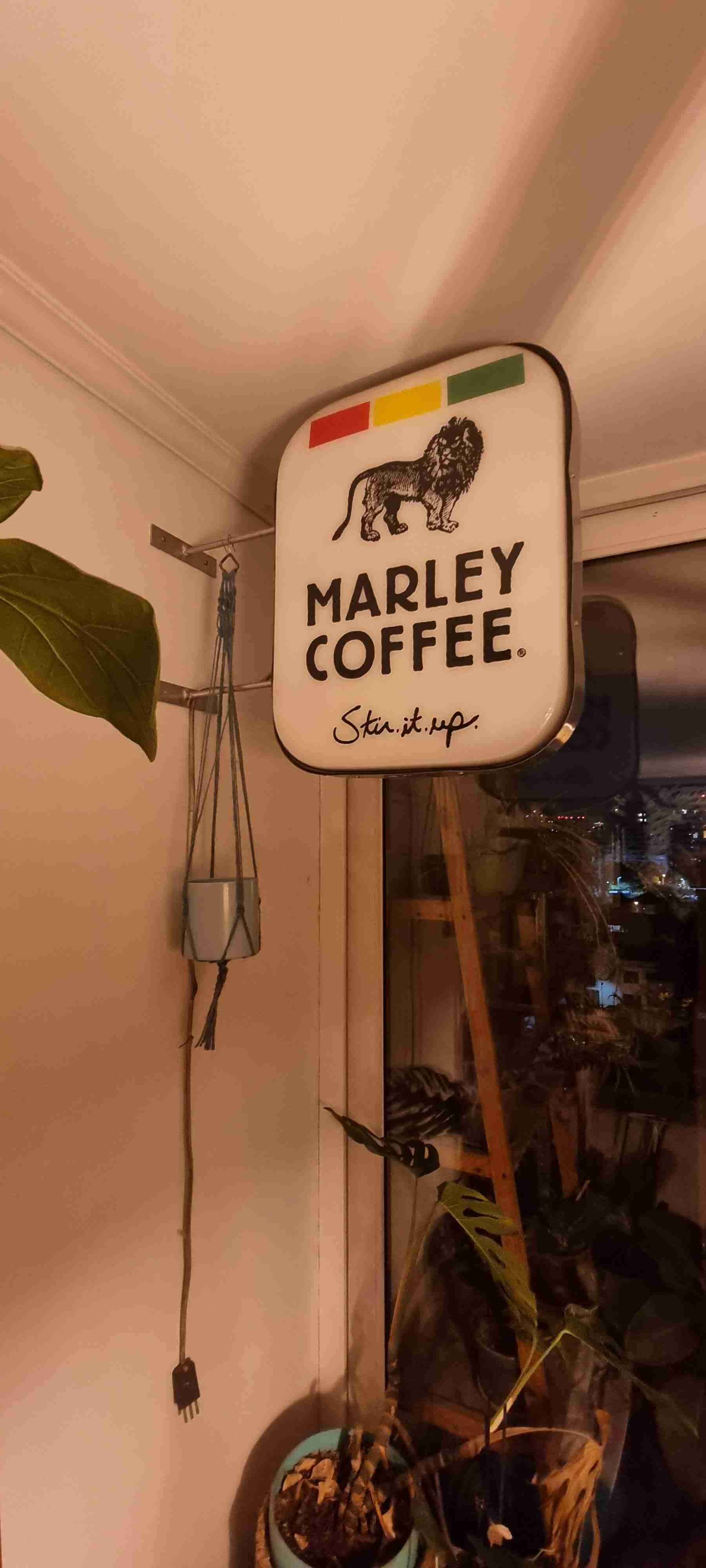 Letrero Marley Coffee retroiluminado