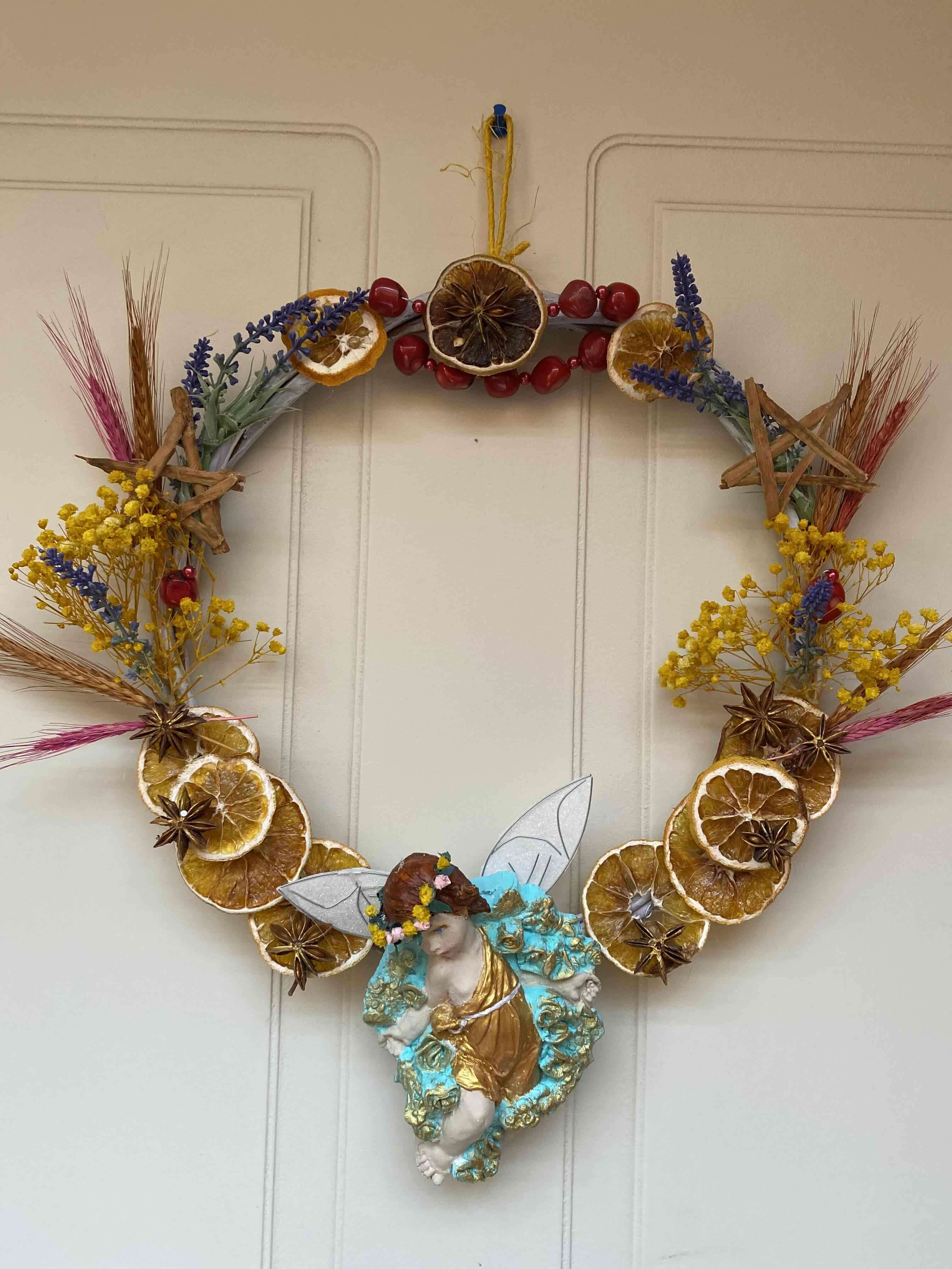 Corona decorativa con hada