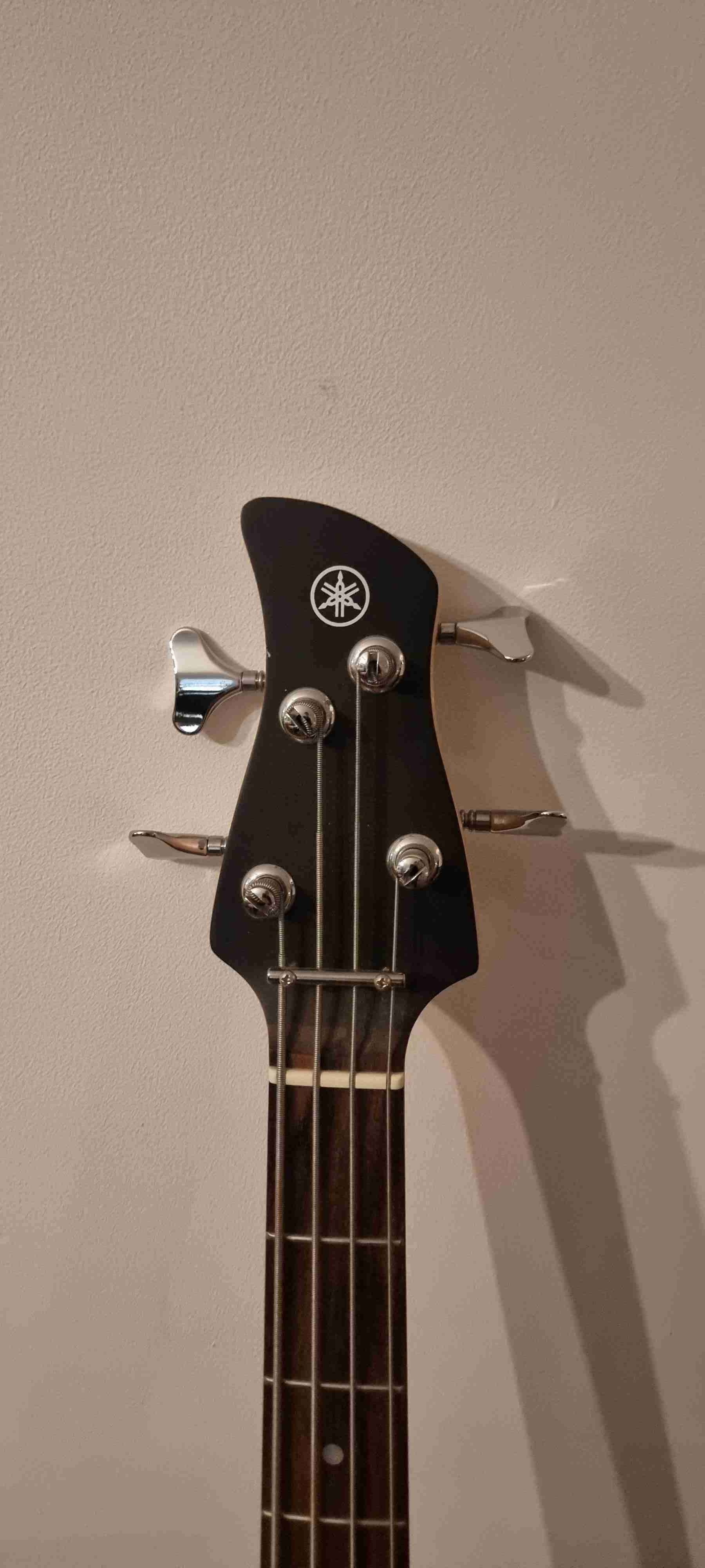 Bajo Yamaha eléctrico azul con correa - miniatura 2