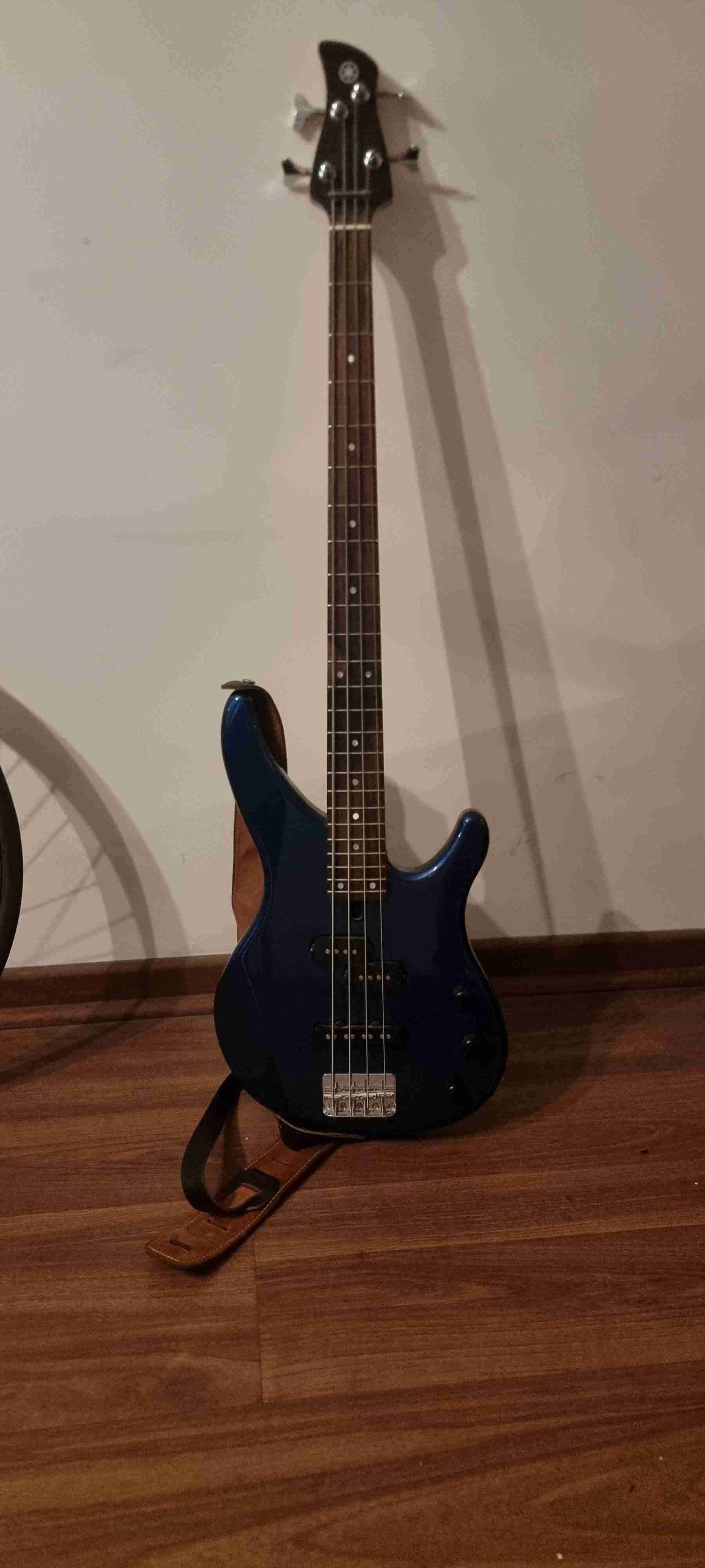 Bajo Yamaha eléctrico azul con correa - miniatura 3