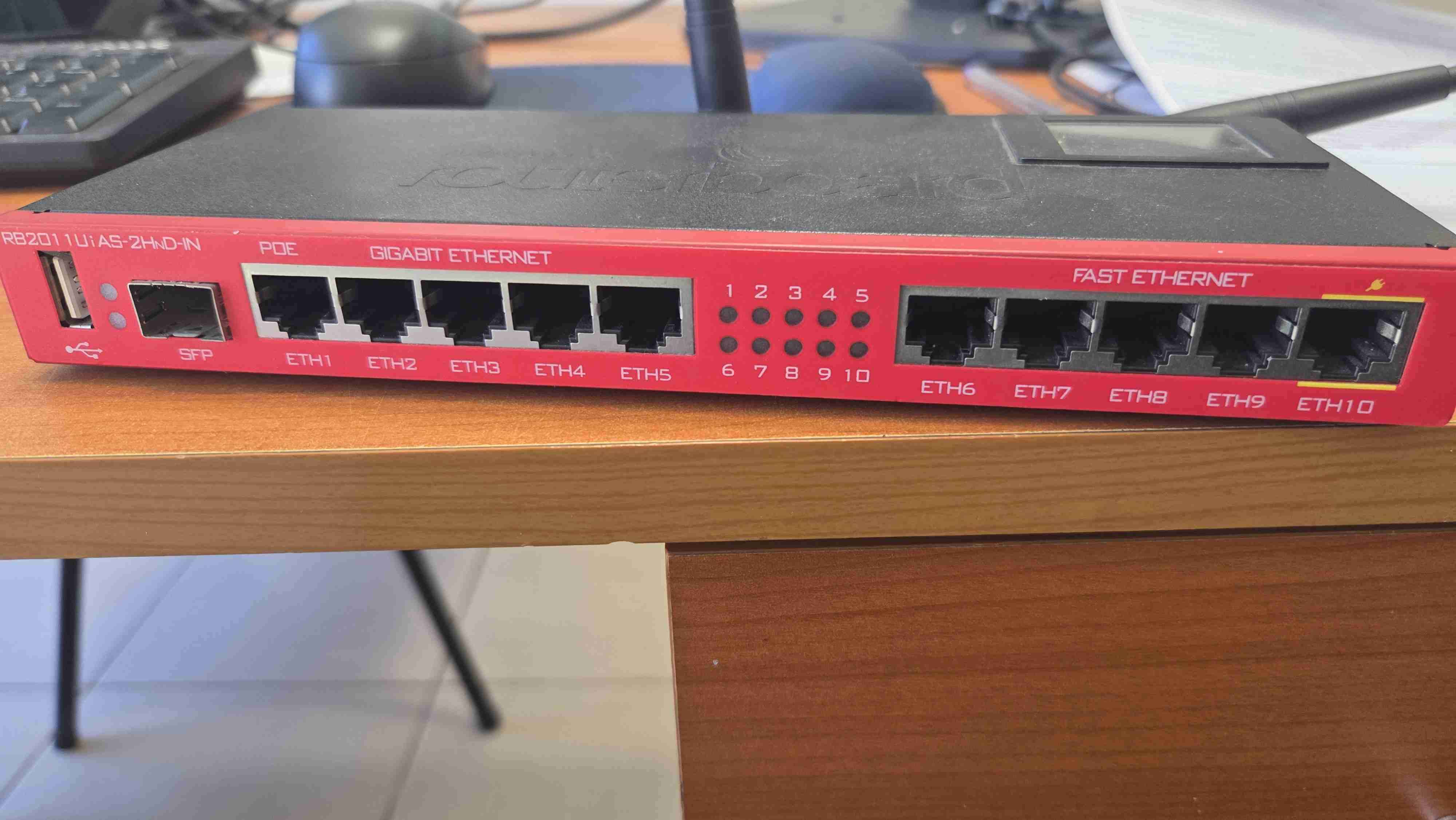 Router MikroTik 10 puertos