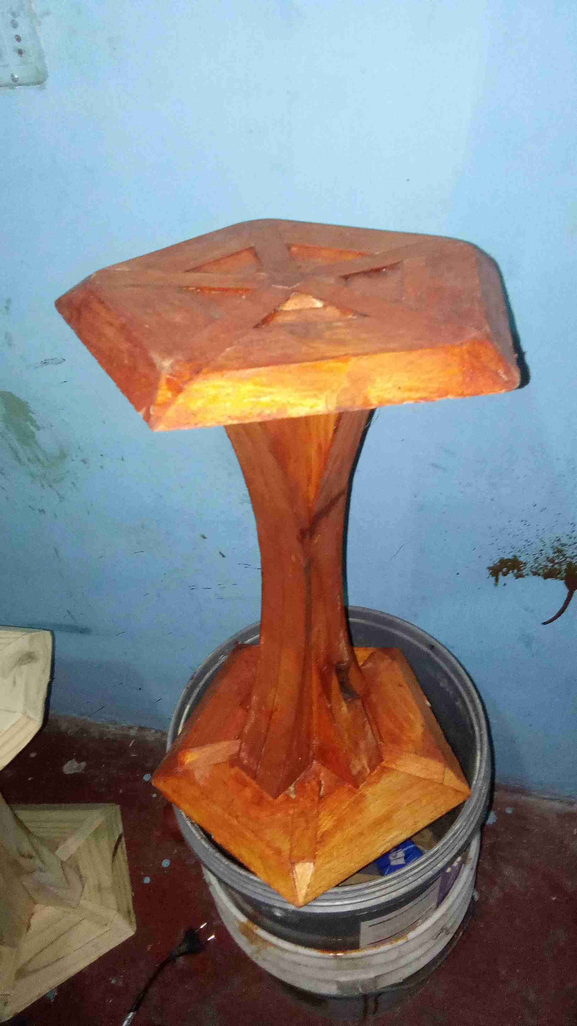 Pedestal de madera tallada