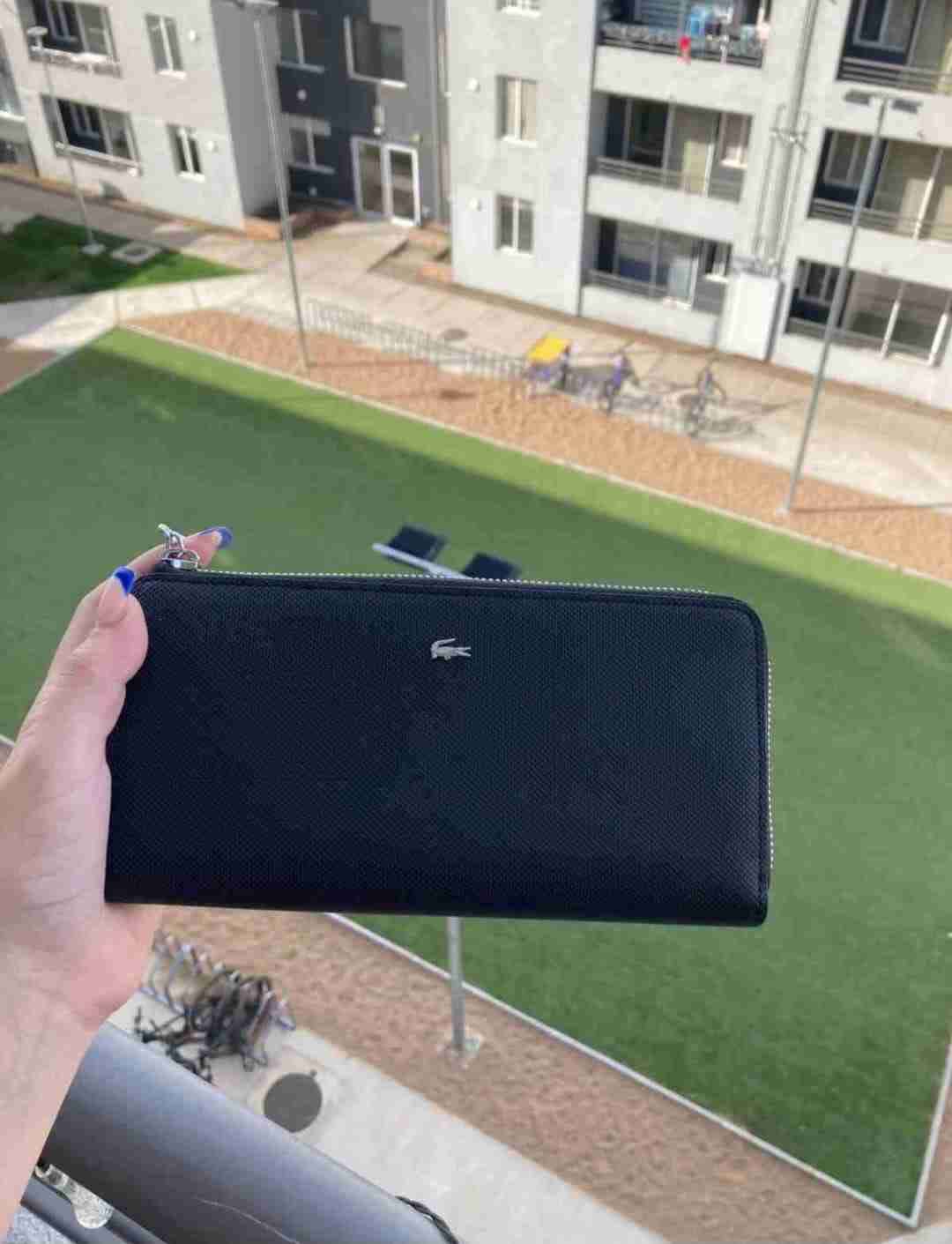 Billetera negra elegante Lacoste