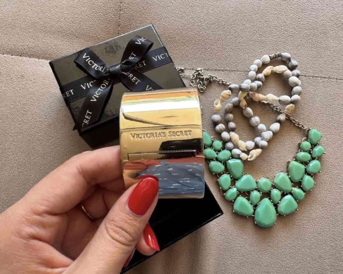 Pulsera Victoria Secret dorada con cristales - miniatura 2