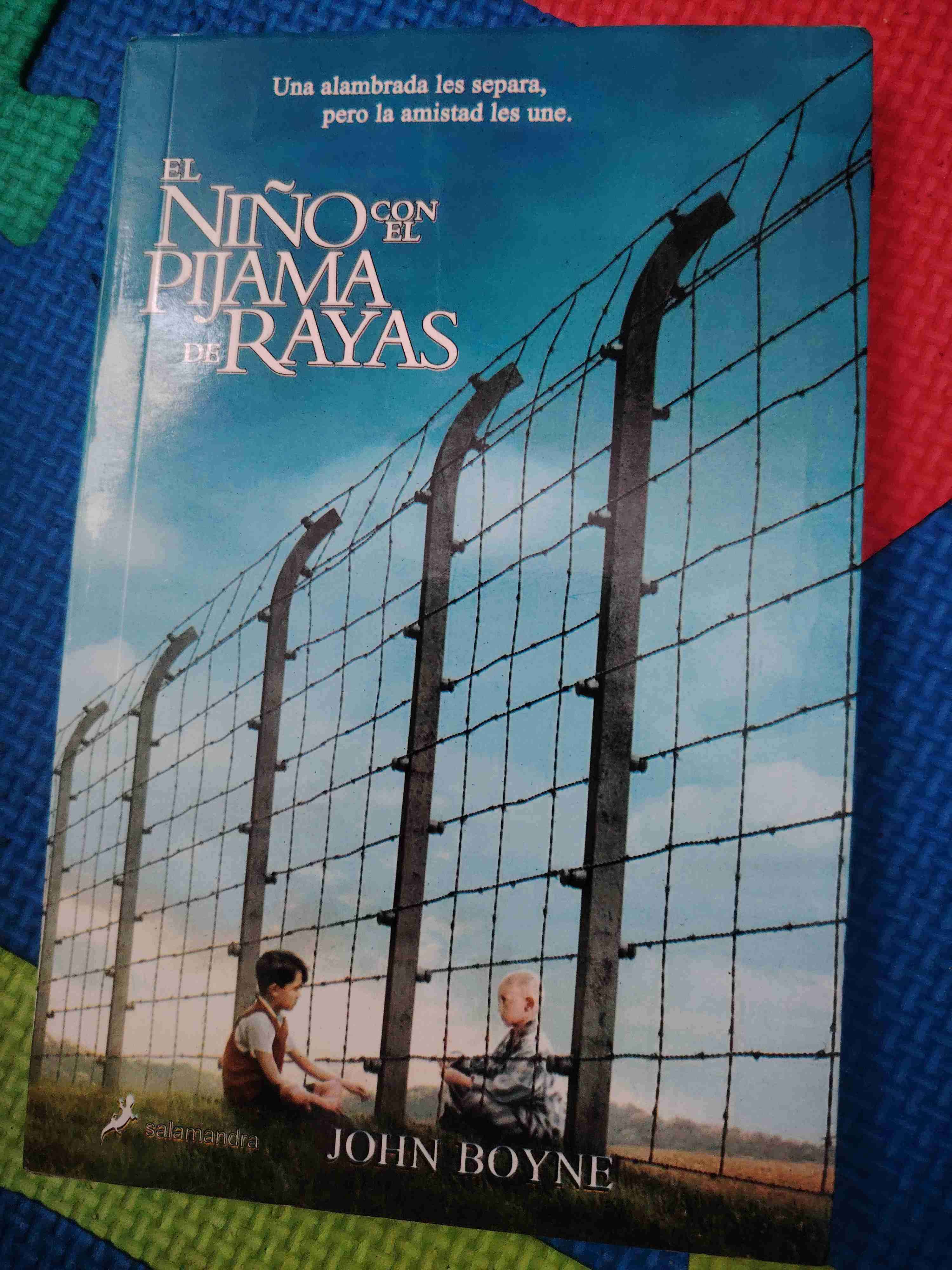 El niño con el pijama de rayas