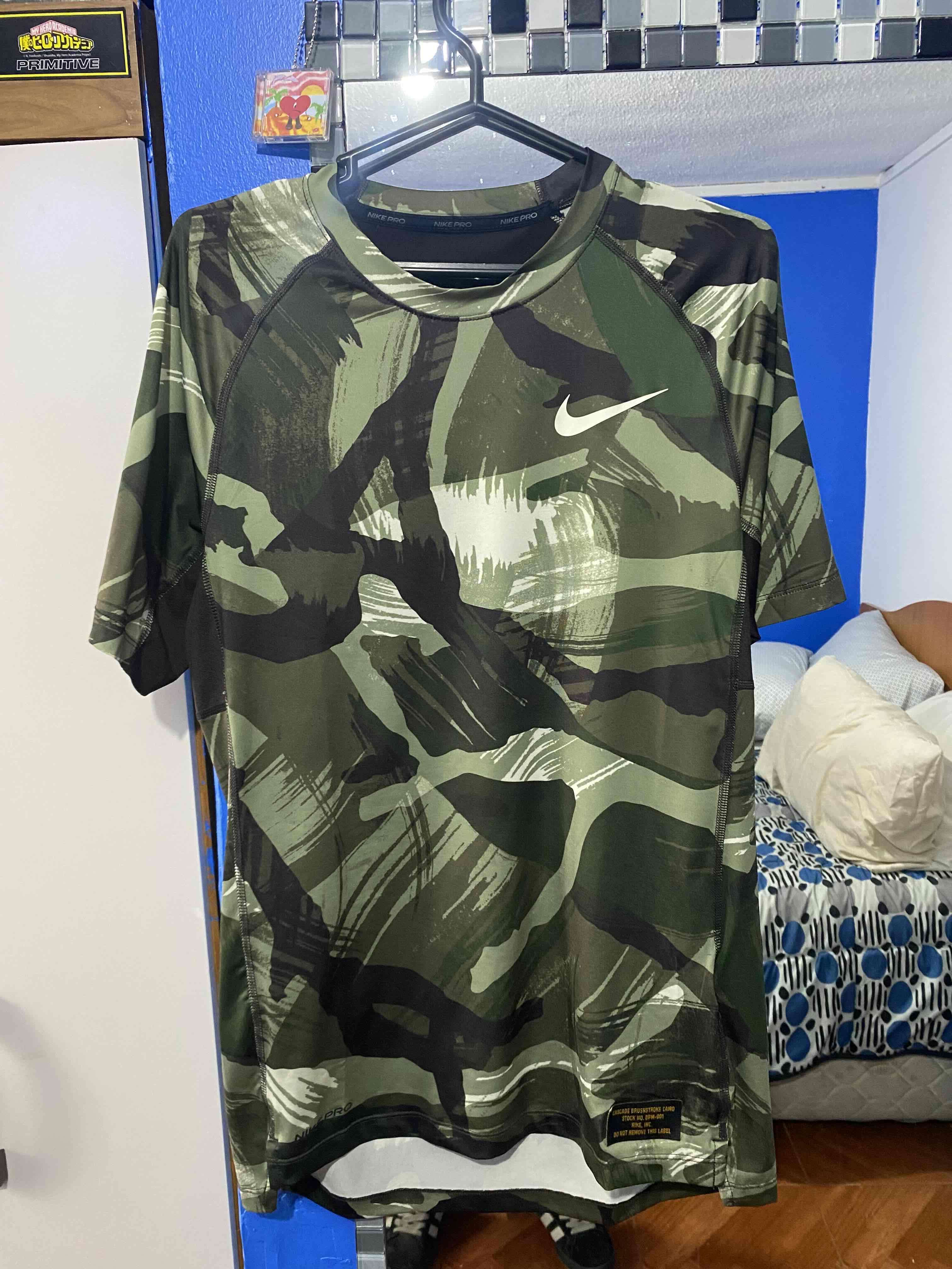 Polera deportiva camuflaje Nike