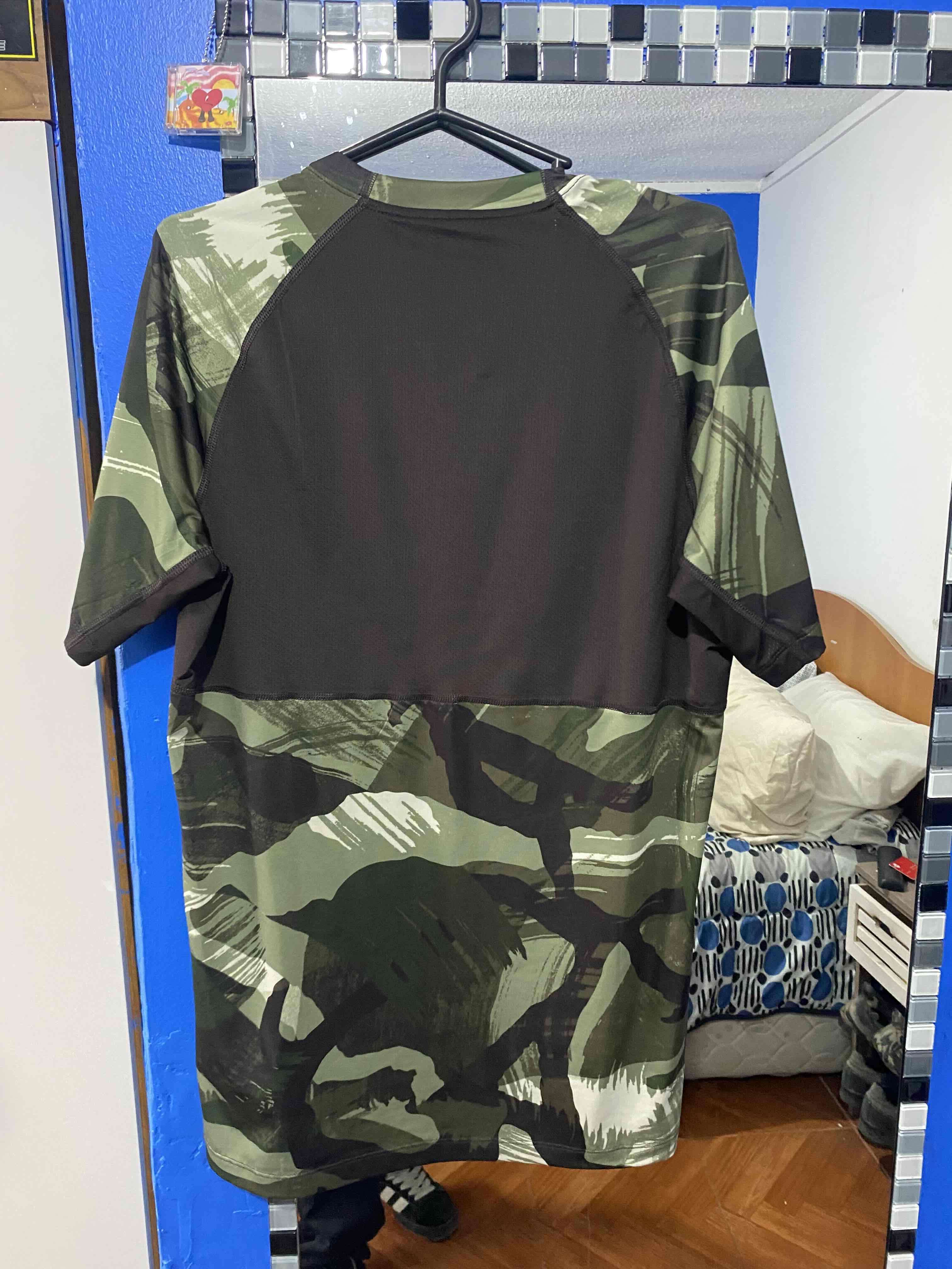 Polera deportiva camuflaje Nike - miniatura 4